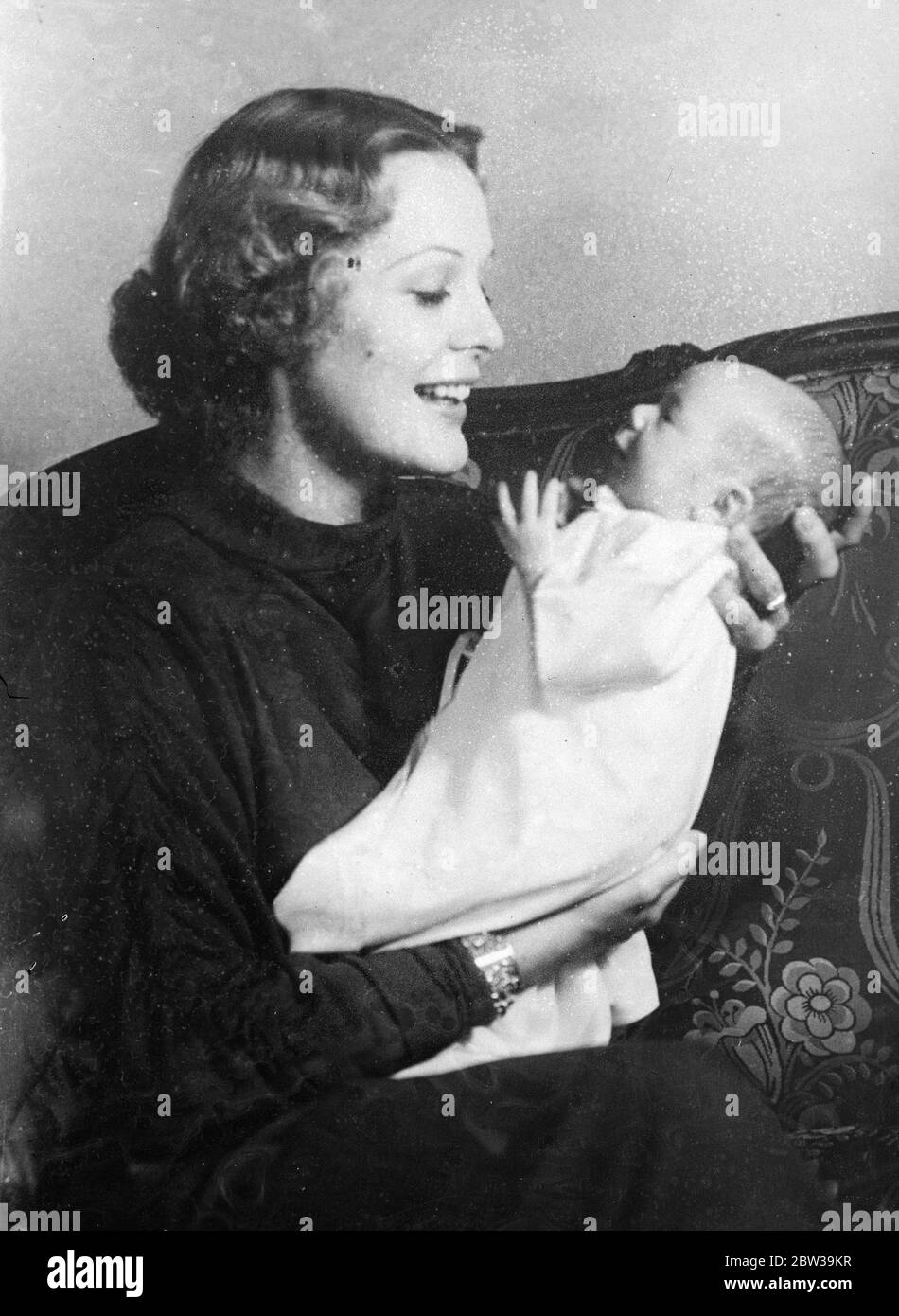 Erstes Bild von Gloria Stuart mit ihrem Baby. Dieses charmante Studie ist das erste Bild von Sylvia Vaugan Shackman, Baby Tochter von Gloria Stuart, die bekannte amerikanische Filmschauspielerin, mit ihrer Mutter in ihrem Hollywood-Haus. 22 Juli 1935 Stockfoto