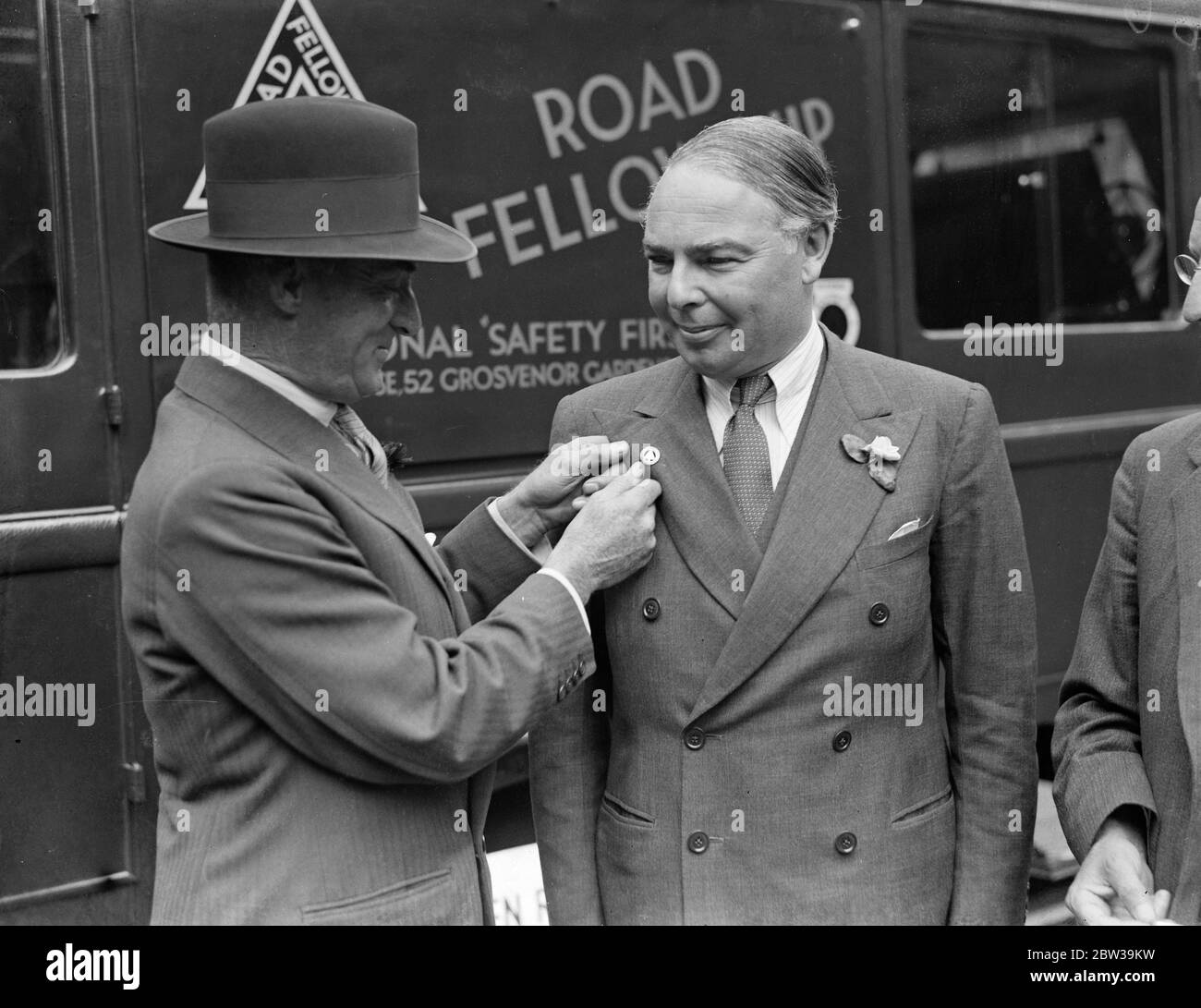 Verkehrsminister und Sir Malcolm Campbell schicken den ersten Transporter für die Straßenverkehrssicherheit in London ab. 22 Juli 1935 Stockfoto