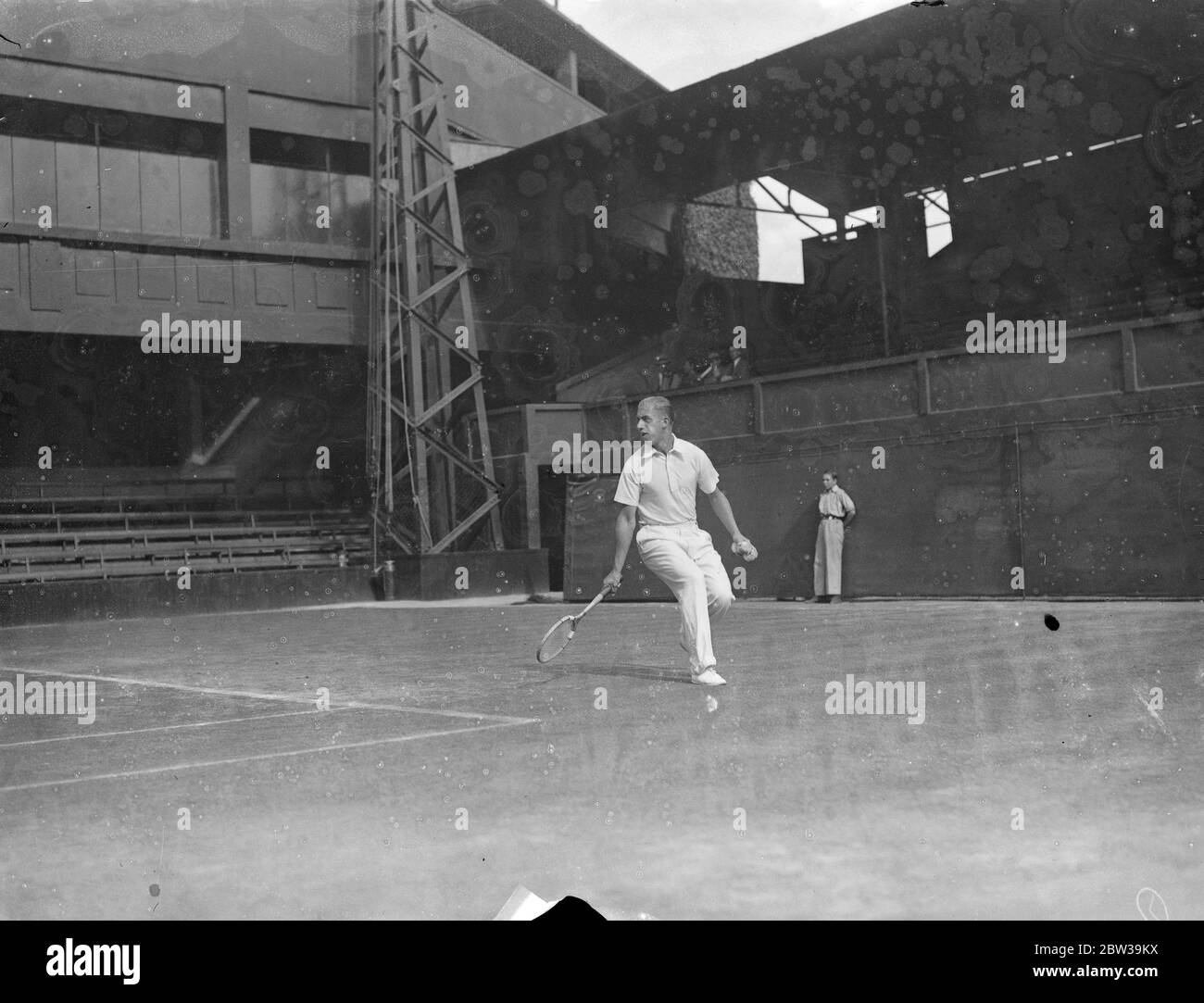 Die deutsche Davis-Cup-Mannschaft übt in Wimbledon für Inter-Zone-Spiele. H Henkel im Spiel . 18 Juli 1935 Stockfoto