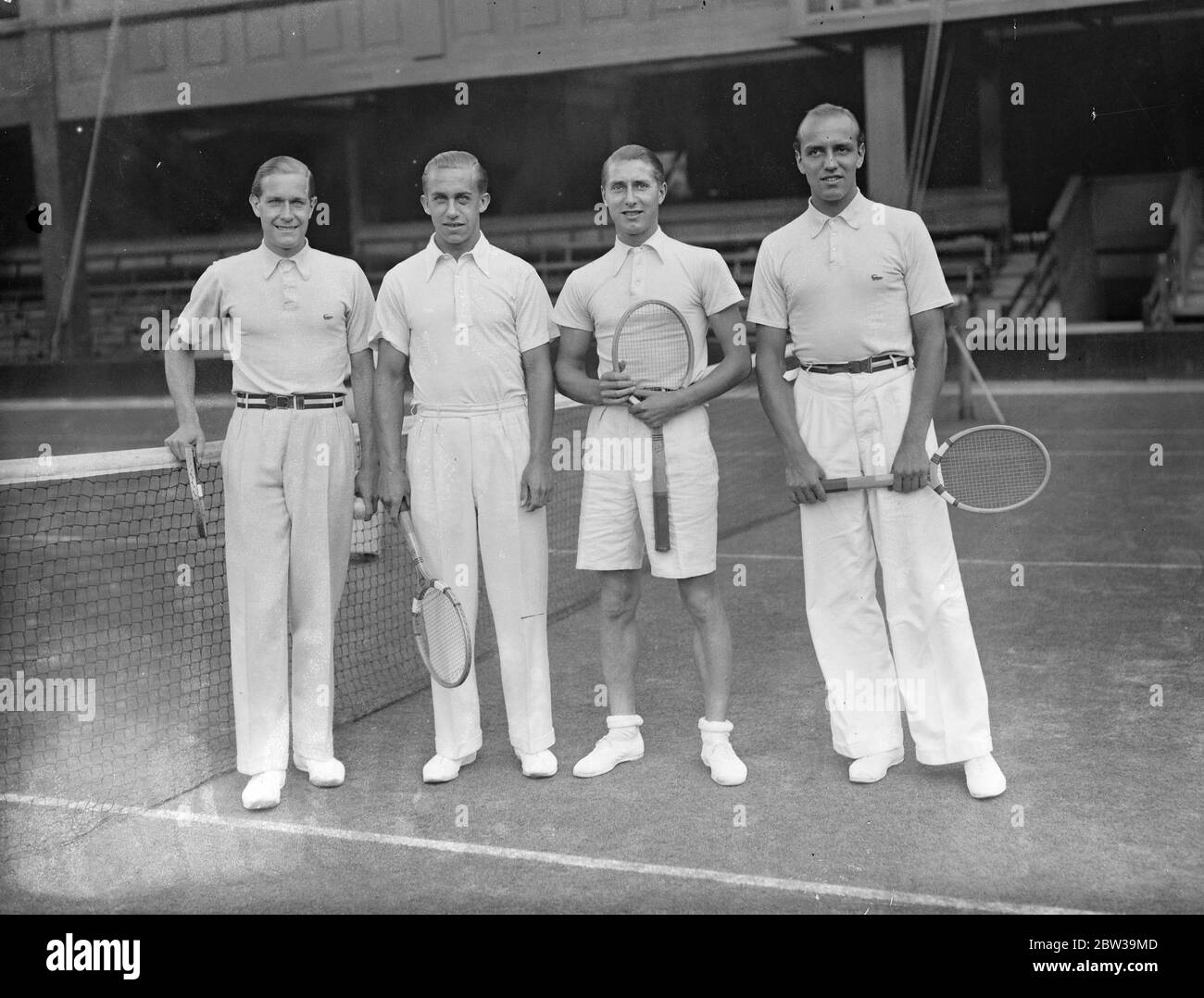 Die deutsche Davis-Cup-Mannschaft übt in Wimbledon für Inter-Zone-Spiele. Die deutsche Davis-Cup-Mannschaft fotografierte in Wimbledon . Von links nach rechts - Baron von Cramm , H Henkel , H Denker und K Lund . 18 Juli 1935 Stockfoto