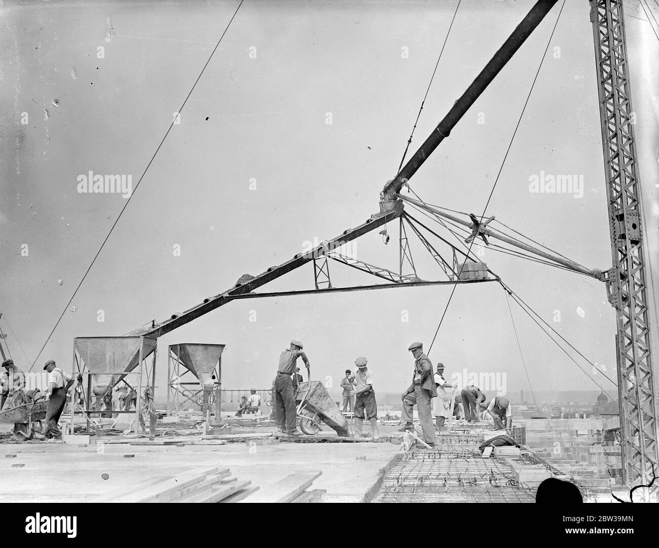 Europas größter Wohnblock wird bombenfest Schutz an Albany Street und Euston Road haben. Das Dach der neuen Wohnungen ausgießen. 25 Juli 1935 Stockfoto