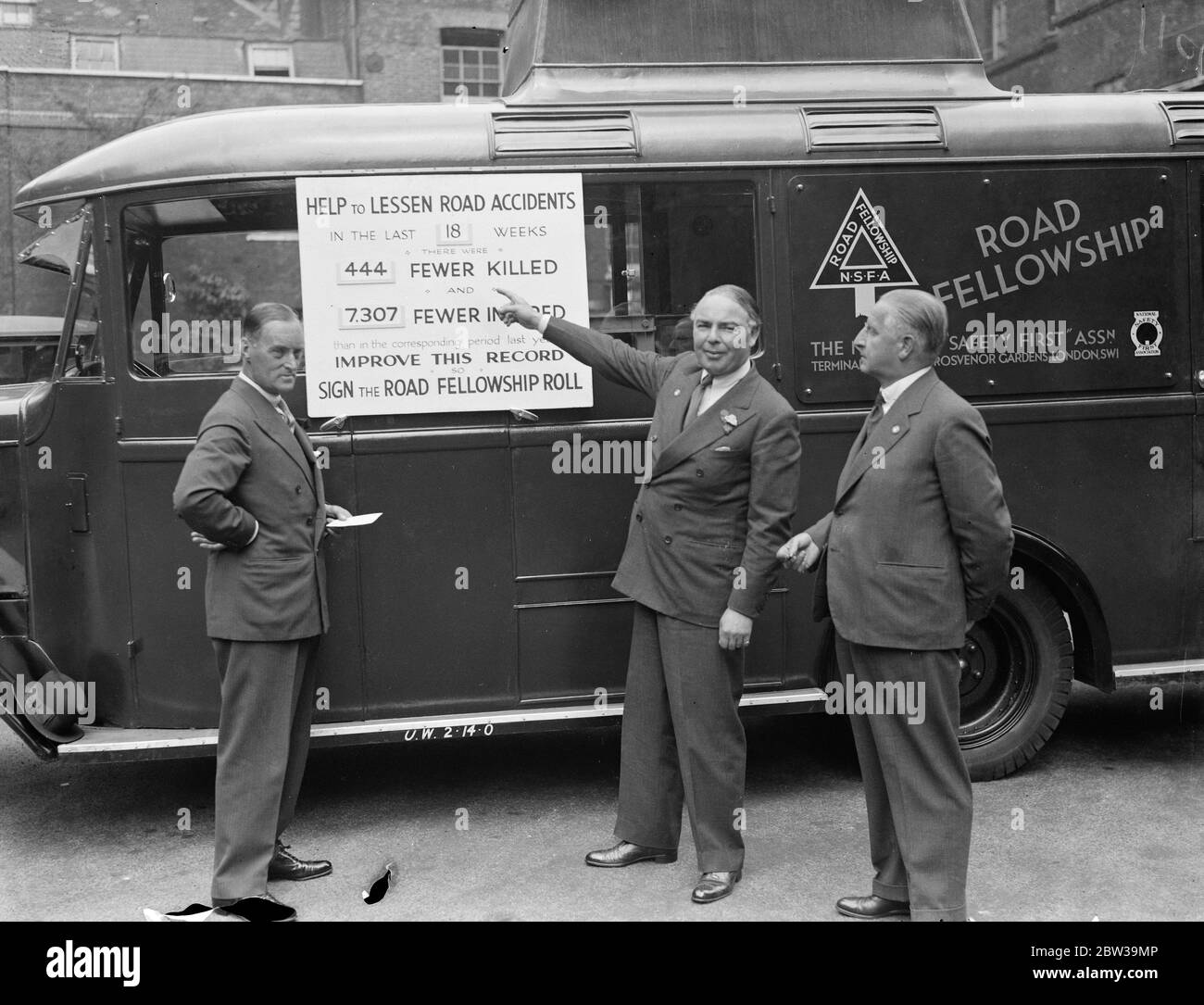 Verkehrsminister und Sir Malcolm Campbell schicken den ersten Transporter für die Straßenverkehrssicherheit in London ab. 22 Juli 1935 Stockfoto