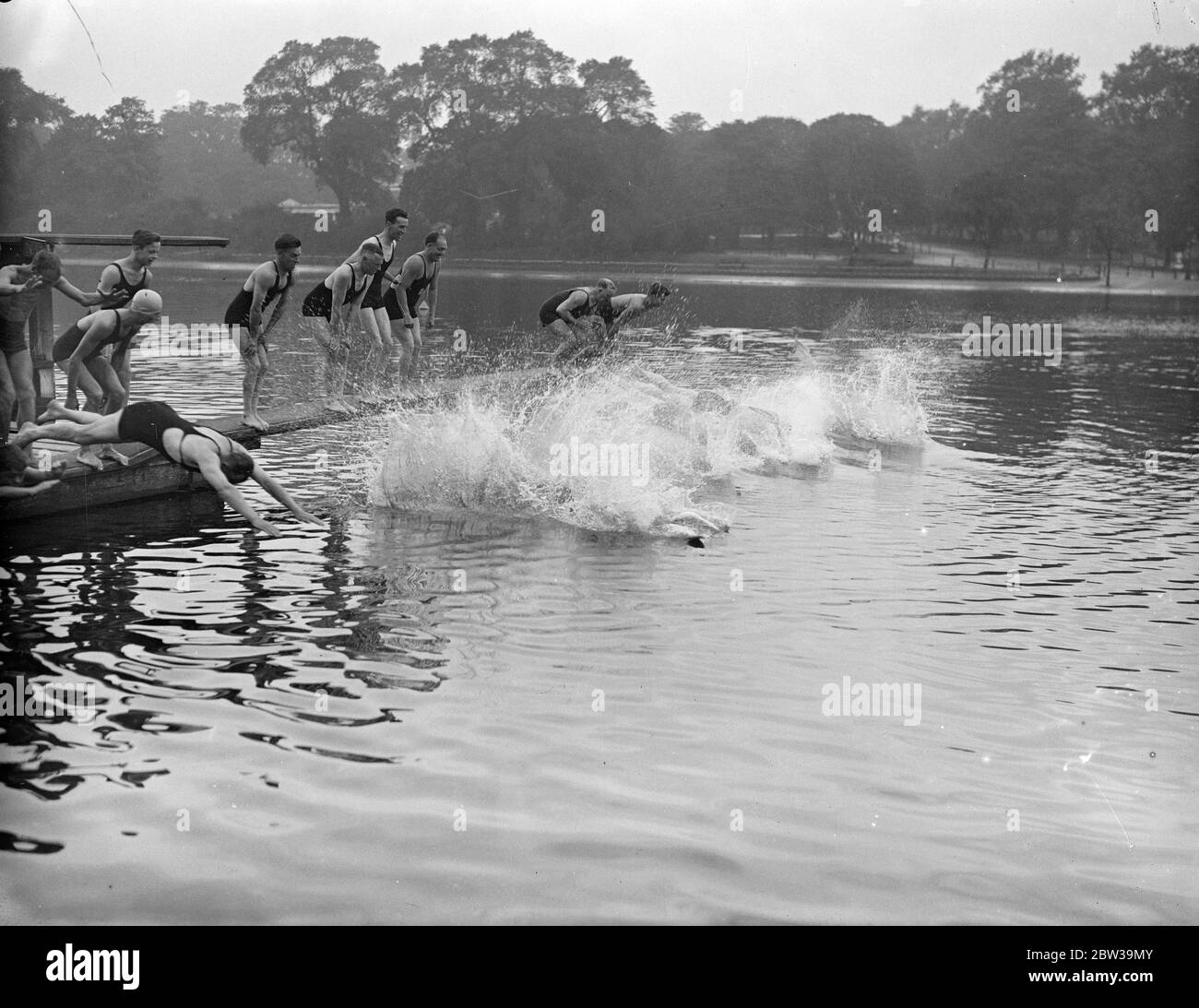 Halbe Meile Schwimmen Meisterschaften in der Serpentine . Alan Jones gewann die halbe Meile Schwimmen Meisterschaft der Serpentine für den Lord Dewar Shield , im Hyde Park . Foto zeigt, der Start. 20 Juli 1935 Stockfoto