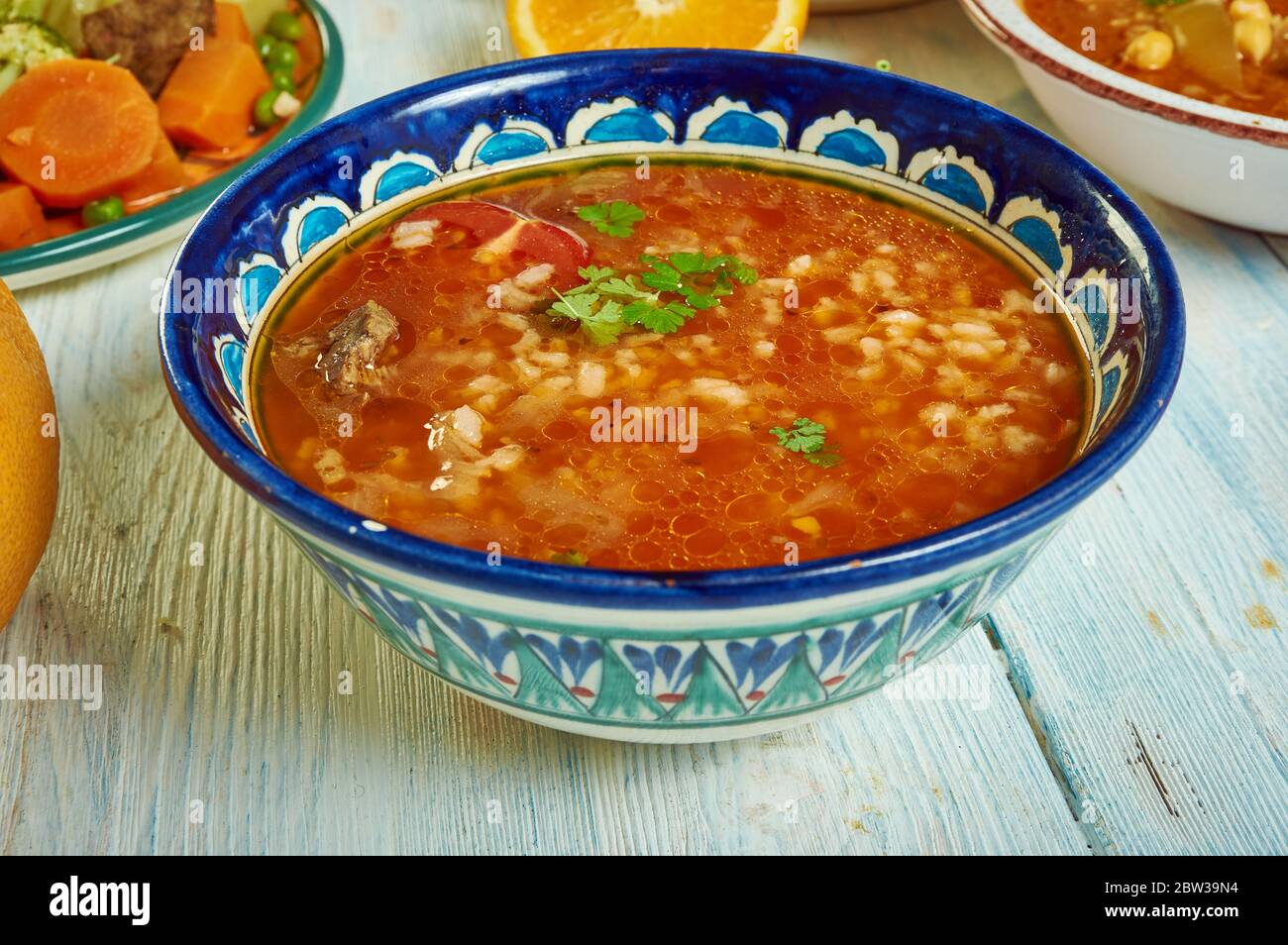 Chorba Frik: Traditionelle Suppe, algerische Küche, traditionelle mediterrane Gerichte, Blick von oben. Stockfoto
