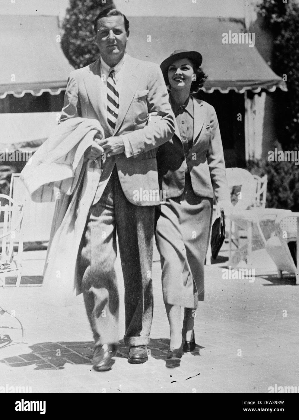 Lillian Bond heiratet New York Broker in Kalifornien. Miss Lillian Bond, die englische Bühnen- und Filmschauspielerin, die in amerikanischen Filmen auftritt, war mit Mr Sydney Smith, einem New Yorker Makler in Pebble Beach, Kalifornien, verheiratet. 10 Juli 1935 Stockfoto
