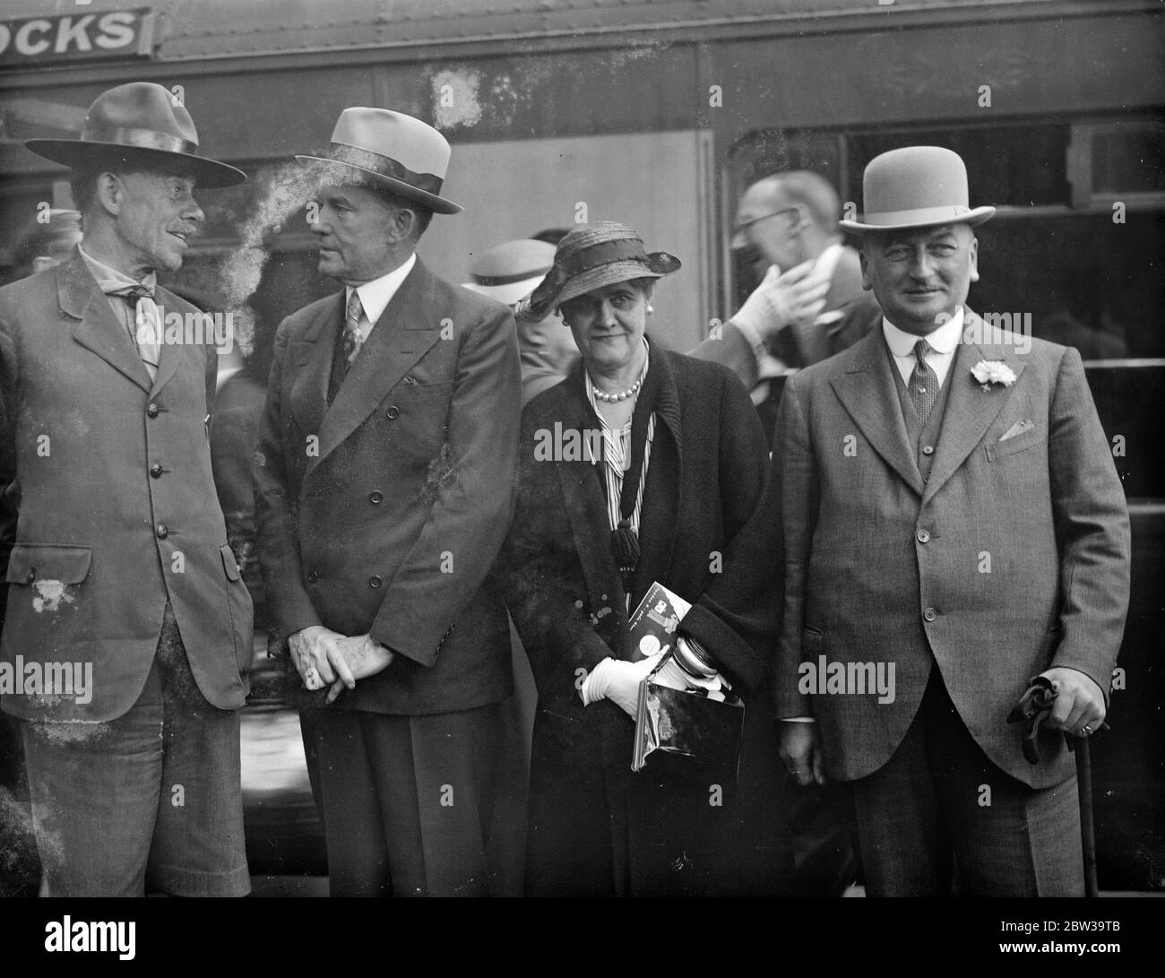 Der Chefscout Amerikas kommt in London auf dem Weg zur Internationalen Konferenz in Schweden an. Herr Walter Head , der Chief Scout of America, der mit seiner Frau auf dem Weg zur internationalen Scout-Konferenz in Schweden . Von links nach rechts Sir Percy Everett , Herr Walter Head , Frau Head , und Herr Martin am Bahnhof Waterloo . Juli 1935 Stockfoto