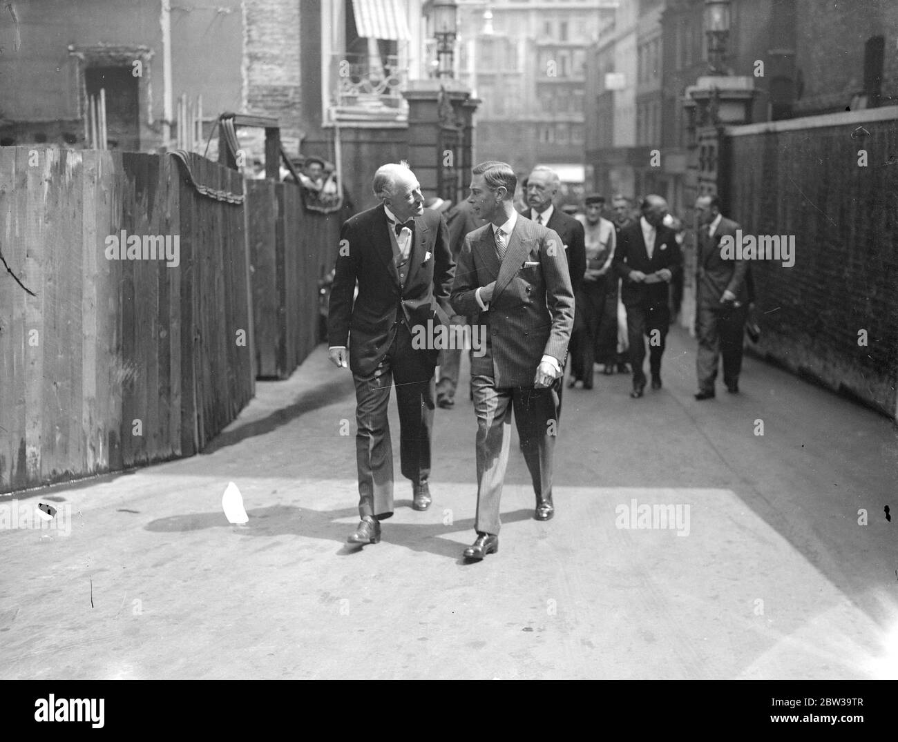 Duke of York eröffnet über Seas League Club Zimmer in Arlington Street. Der Herzog von York zu Fuß mit Sir Evelyn Wrench, dem Gründer der Liga. 25 Juli 1935 Stockfoto