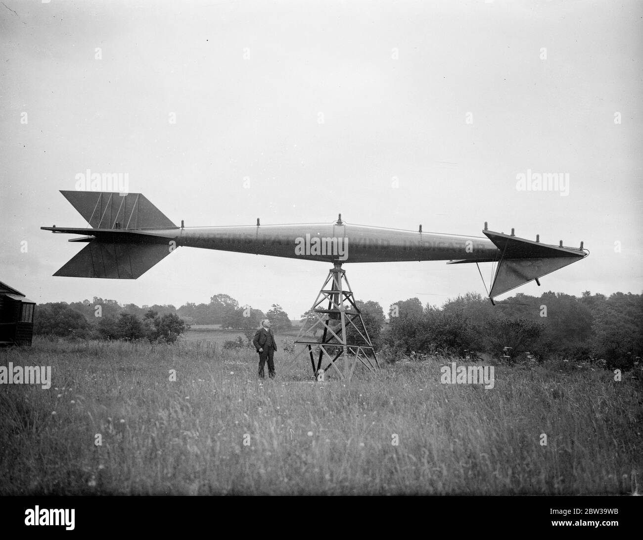 Riesiger Pfeil Windanzeige für Flieger in Denham von Herrn James Mertin abgeschlossen. Sichtbar vom 7. Bis 000 20. Juli 1935 Stockfoto