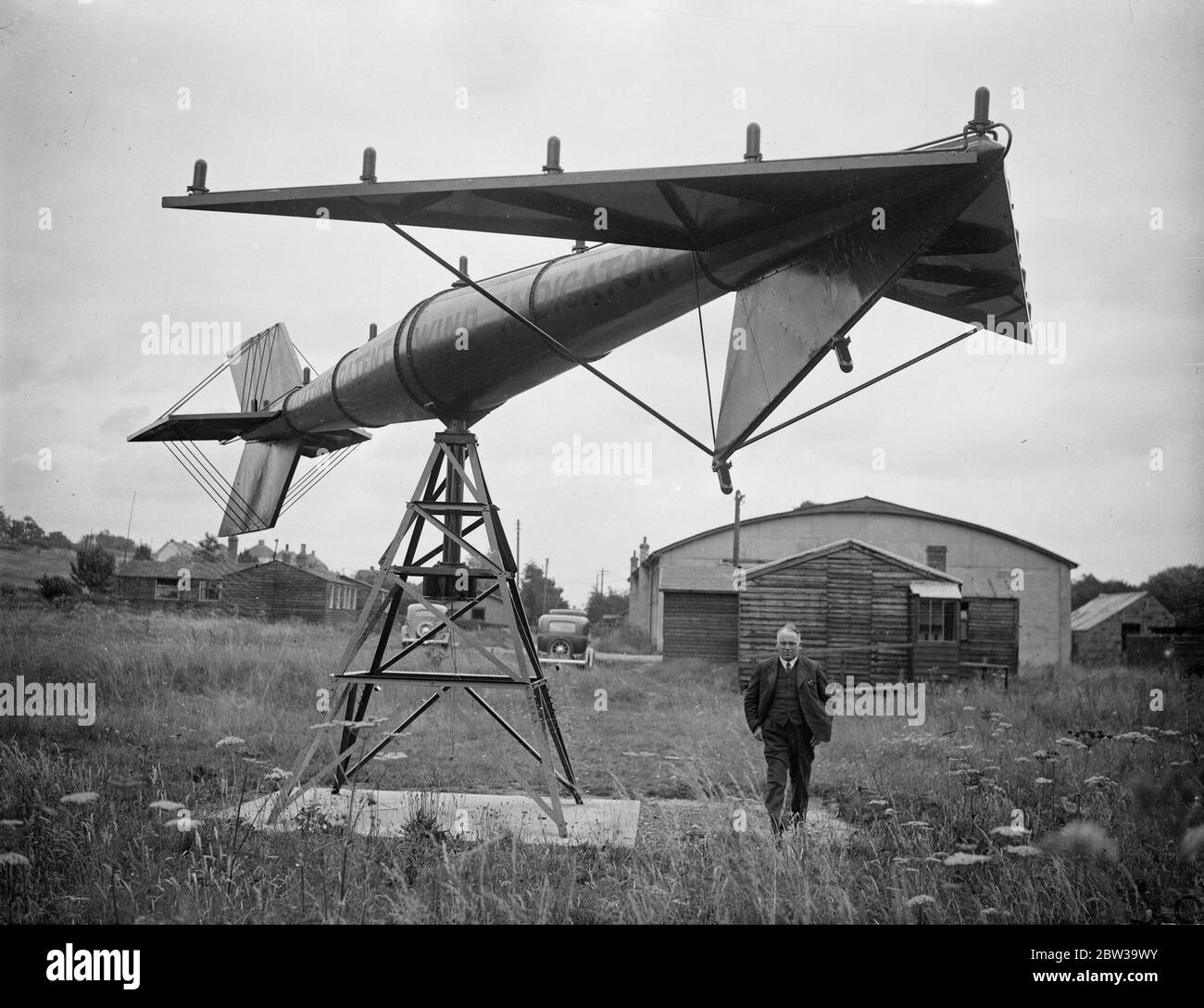 Riesiger Pfeil Windanzeige für Flieger in Denham von Herrn James Mertin abgeschlossen. Sichtbar vom 7. Bis 000 20. Juli 1935 Stockfoto