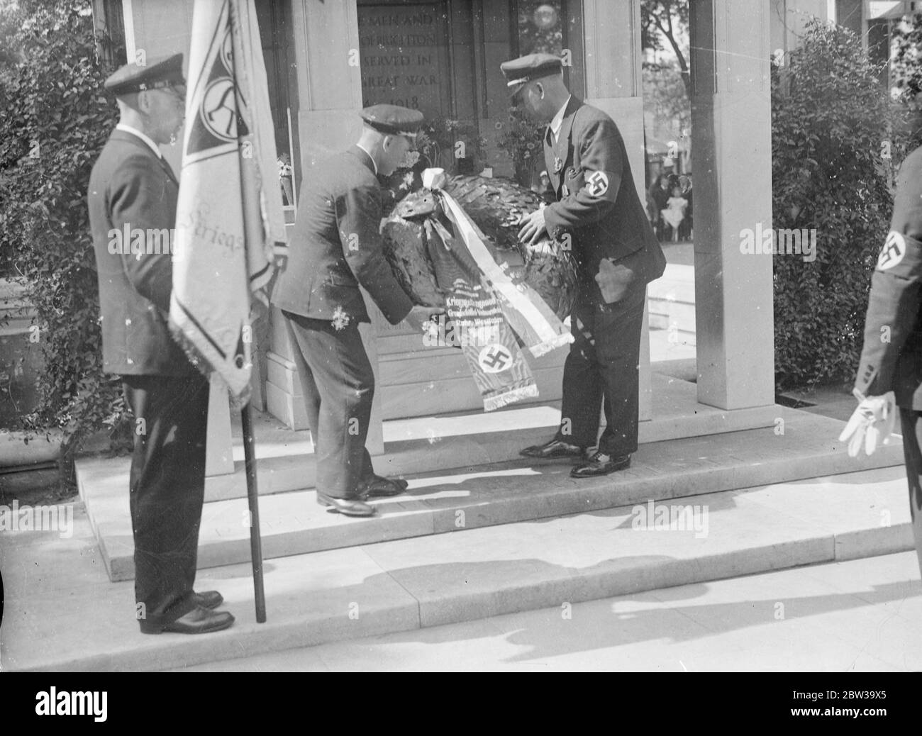 Prince Bismarck begrüßt britische Kriegsterben. Deutsche Ex-Soldaten, die im 1. Weltkrieg gefangen genommen wurden, besuchen Brighton auf einer Pilgerreise des Friedens und des guten Willens als Gäste des Rechtszweiges der British Legion. 23 Juni 1935 Stockfoto