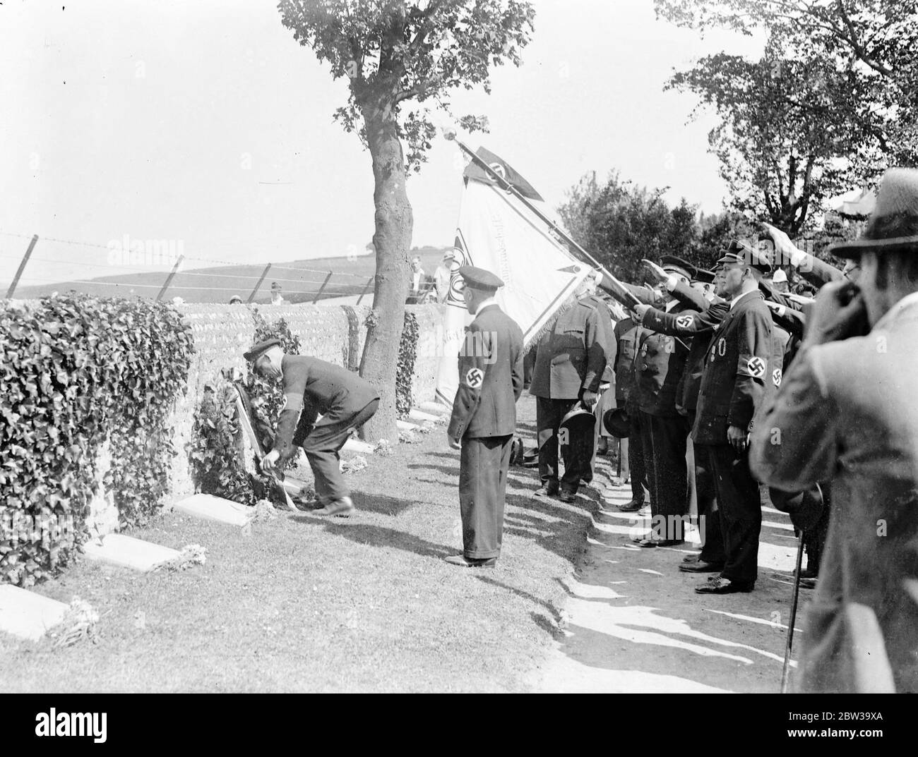 Prince Bismarck begrüßt britische Kriegsterben. Deutsche Ex-Soldaten, die während des Krieges gefangen genommen wurden, besuchen Brighton auf einer Pilgerreise des Friedens und des guten Willens als Gäste des Rechtszweigs der British Legion. 23 Juni 1935 Stockfoto
