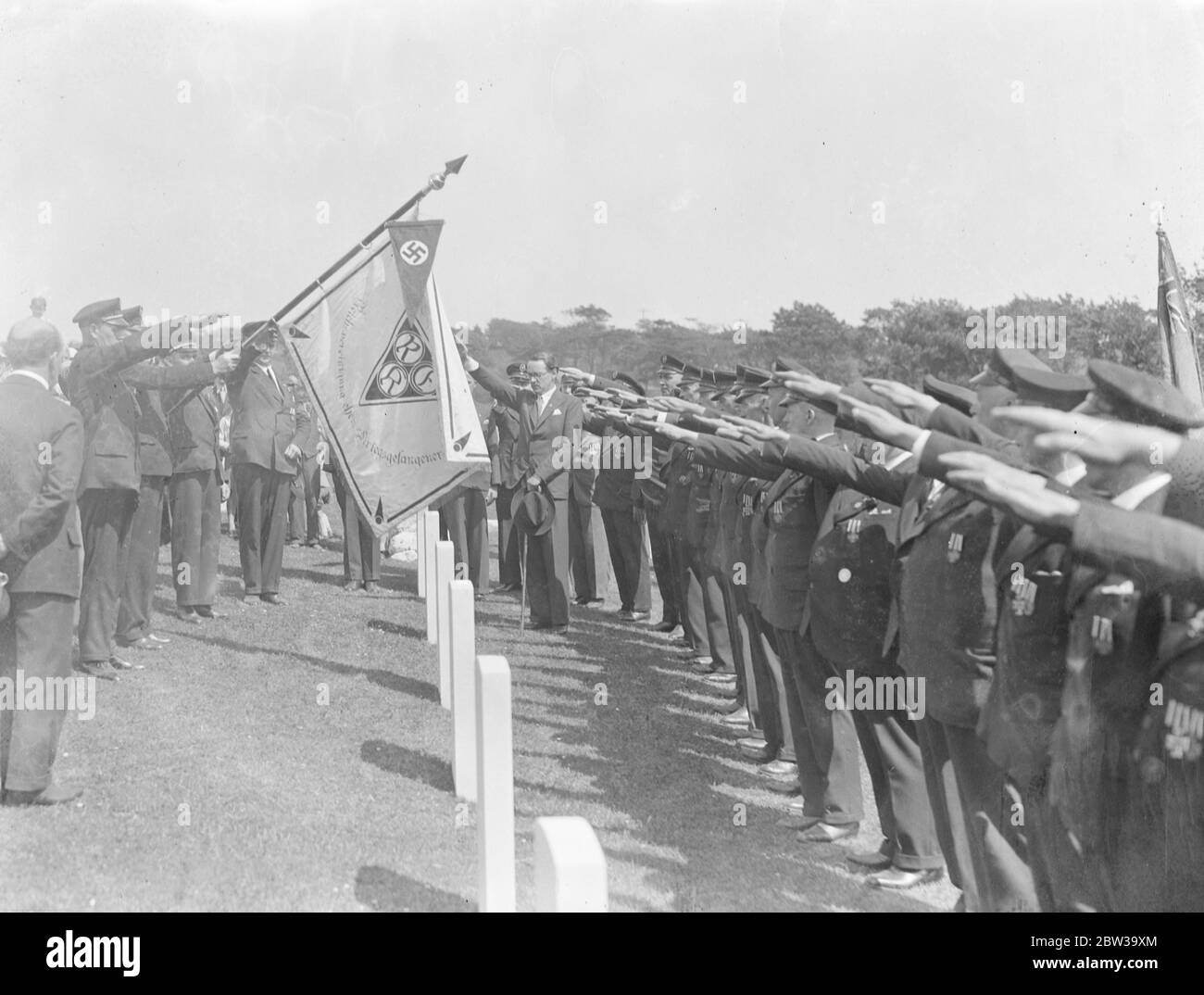Prince Bismarck begrüßt britische Kriegsterben. Deutsche Ex-Soldaten, die während des Krieges gefangen genommen wurden, besuchen Brighton auf einer Pilgerreise des Friedens und des guten Willens als Gäste des Rechtszweigs der British Legion. 23 Juni 1935 Stockfoto