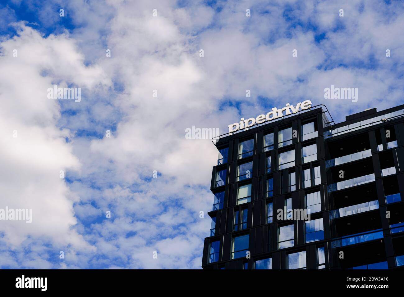 Tallinn, Estland - 8. Mai 2020: Pipedreve Firmenbüro modernes Gebäude gegen Himmel Stockfoto Tallinn, Estland - 8. Mai 2020: Pipedreve Firmenbüro modernes Gebäude gegen Himmel Stockfoto