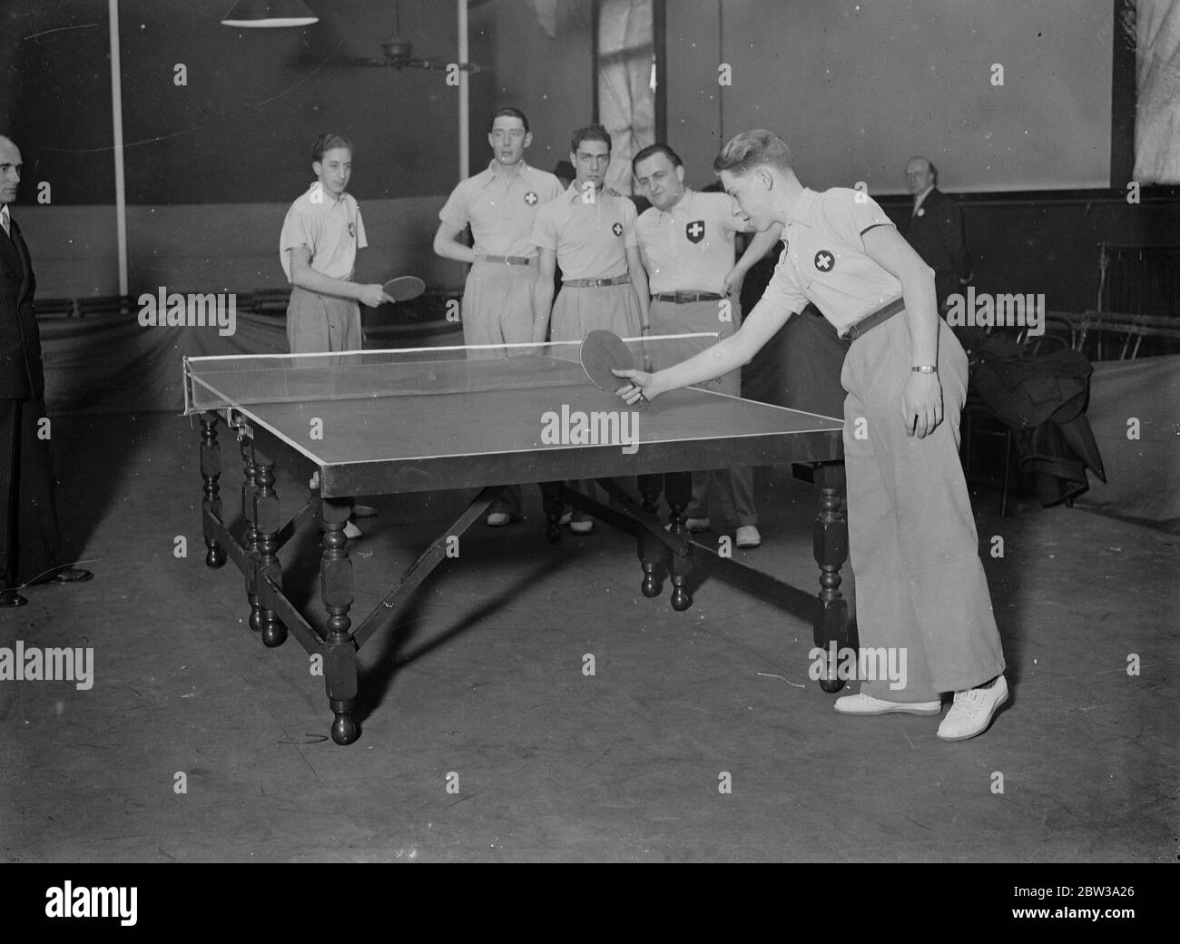 Die Tischtennis-Weltmeisterschaften wurden am Imperial Institute, Kensington, eröffnet. Foto zeigt, Mitglieder des Schweizer Teams erhalten Abschlusscoaching von ihrem Manager, Herrn P Barbier, vor dem Eröffnungsspiel. Februar 1935 Stockfoto