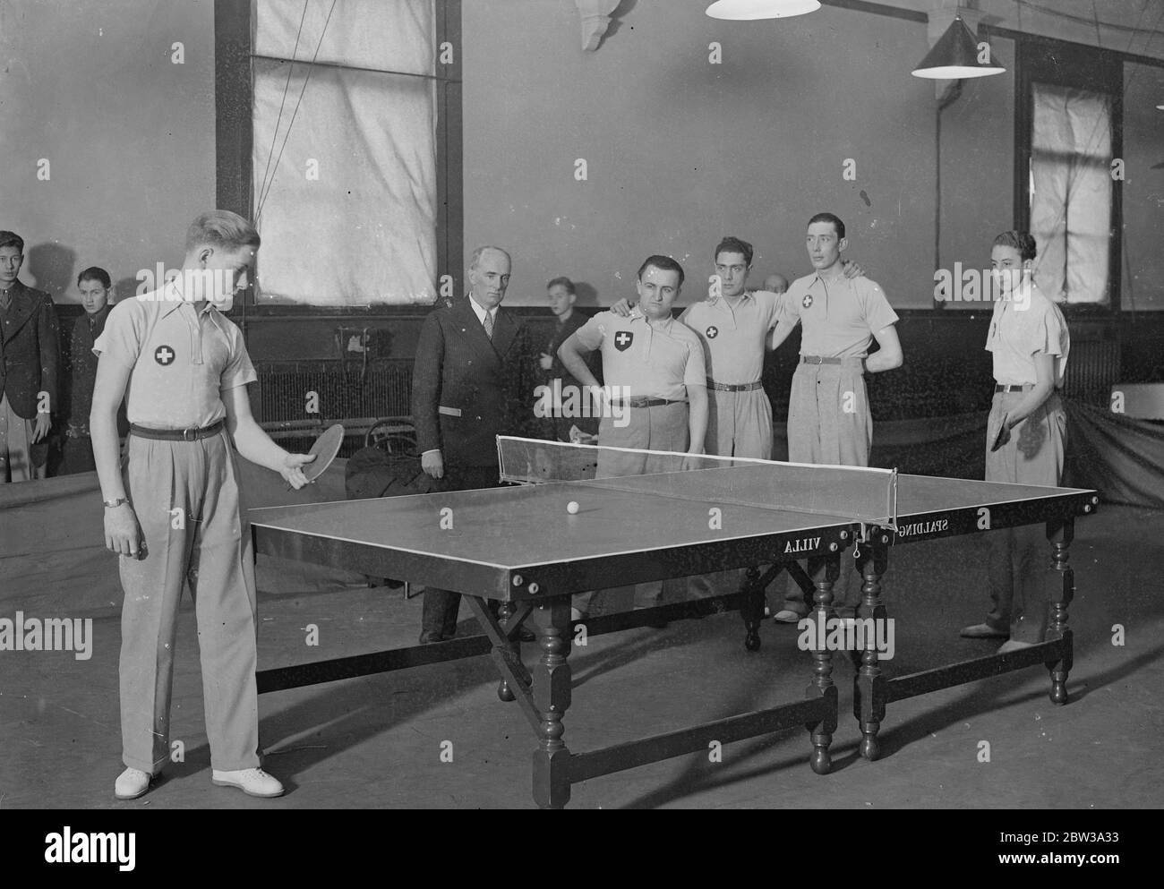 Die Tischtennis-Weltmeisterschaften wurden am Imperial Institute, Kensington, eröffnet. Foto zeigt, Mitglieder des Schweizer Teams erhalten Abschlusscoaching von ihrem Manager, Herrn P Barbier, vor dem Eröffnungsspiel. Februar 1935 Stockfoto