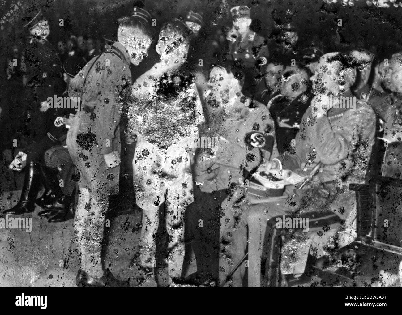 Kanzler Hitler als Freund der Kinder. Bundeskanzler Hitler im freundschaftlichen Gespräch mit Jungen der nationalsozialistischen Jugendorganisation, als er das Konzert der kombinierten Sturmtrupp-Bands im Sportpalast Berlin besuchte. 19. April 1934 Stockfoto