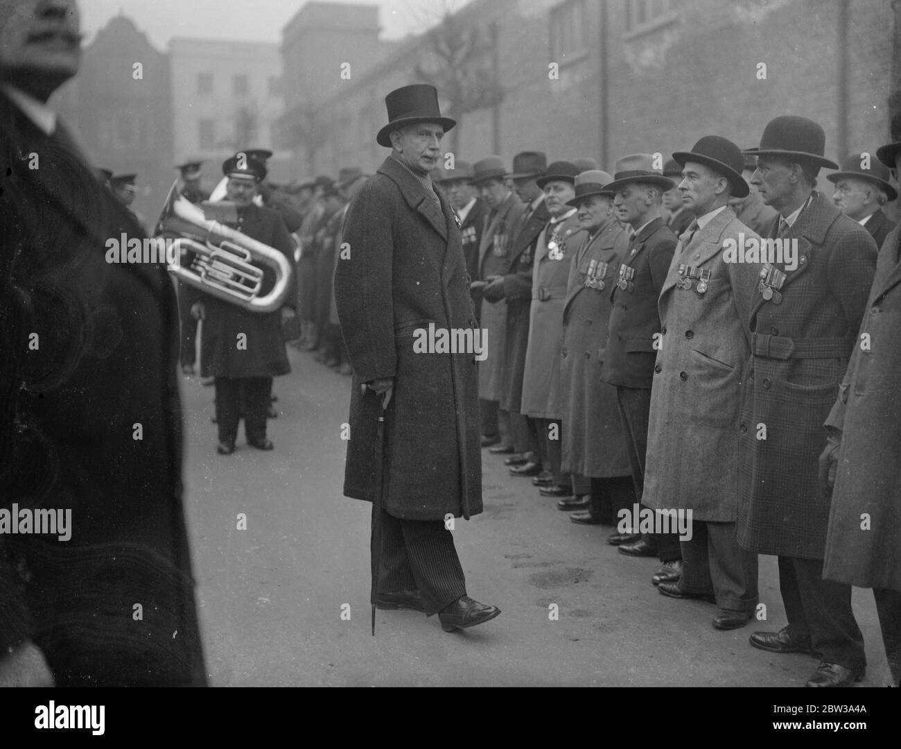 General inspiziert Männer der British Legion nach der Widmung von Flaggen in St. Michael 's Kirche, Wembley. Neun Niederlassungen bei der Zeremonie . General Sangster, von der indischen Armee, die Männer der britischen Legion nach der Zeremonie inspizieren. 10 Februar 1935 Stockfoto