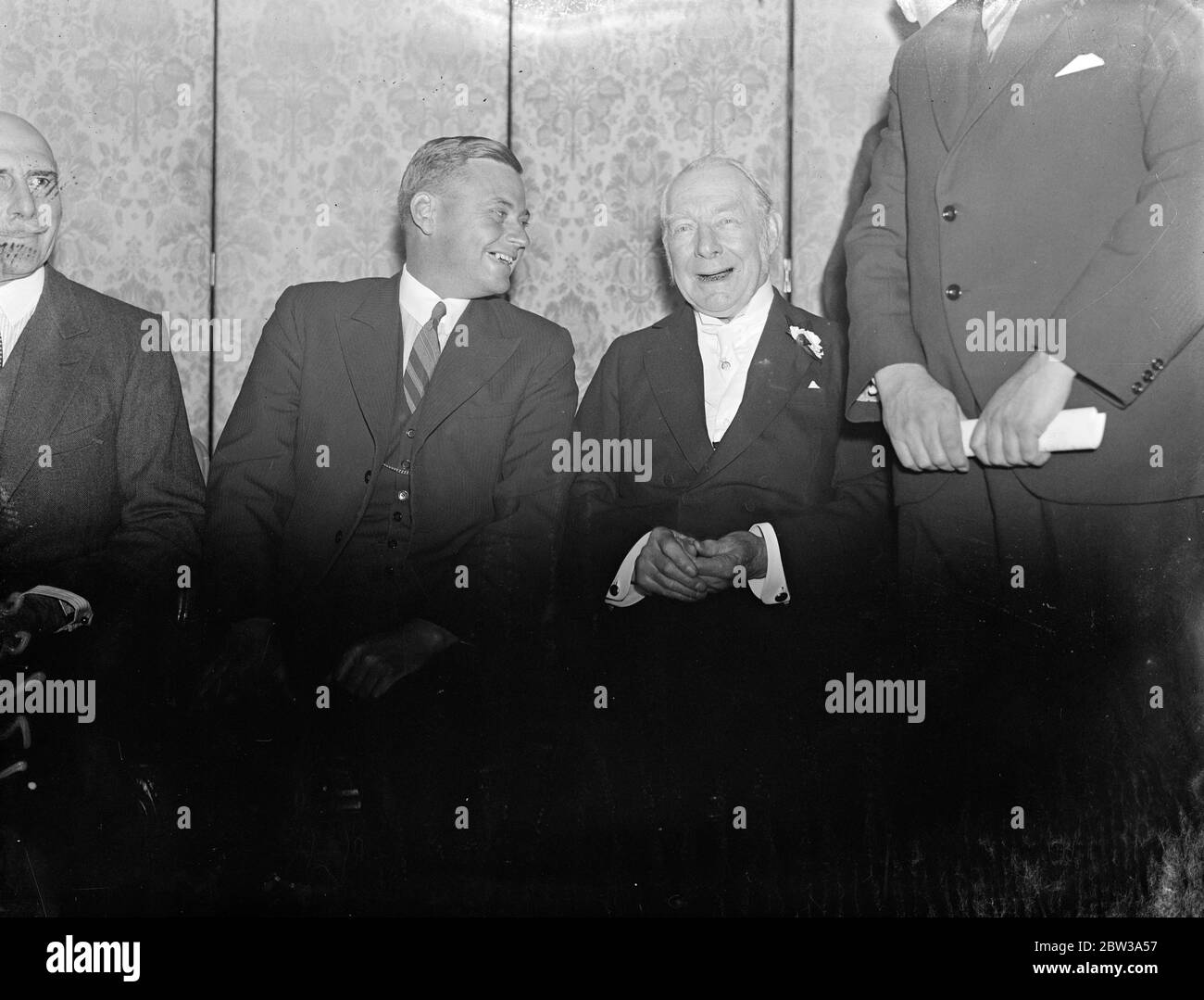 Britischer Sportler zum Mittagessen an das australische Testteam. Fast 400 Spitzenpolitiker des britischen Sports waren bei einem Mittagessen unter dem Vorsitz von Lord Lonsdale im Savoy Hotel London anwesend. Foto zeigt W M Woodfull und Lord Lonsdale, die einen Witz beim Mittagessen genießen. 30. April 1934 Stockfoto