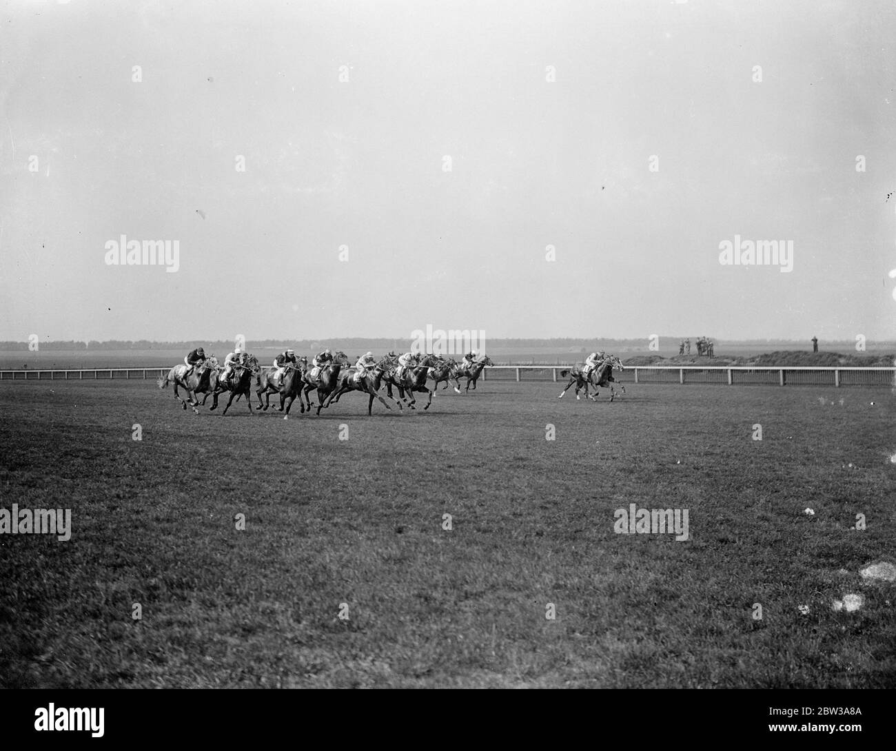 Columbo weiterhin Karriere mit Sieg in zweitausend Guineas . Lord Clanely ' s ungeschlagene Pferd Columbo gewann die zweitausend Guinea Einsätze in Newmarket, von Easton, das französische Pferd, und die Aga Khan ' s Badruddin. Foto zeigt das Feld . Mai 1934 Stockfoto