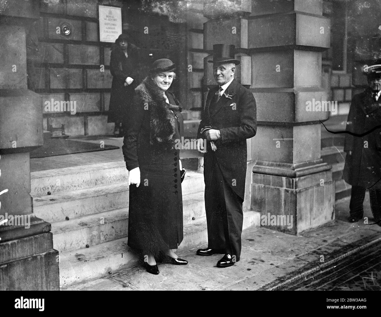 Lord and Lady Mayoress in Royal Academy private Ansichten . Der Lord Mayor von London, Sir Charles H Collett, begleitet von der Dame Mayoress, besuchte die private Ansicht der Royal Academy Ausstellung fand im Burlington House, Piccadilly, London. Foto zeigt Lord und Lady Mayoress Ankunft . Mai 1934 Stockfoto