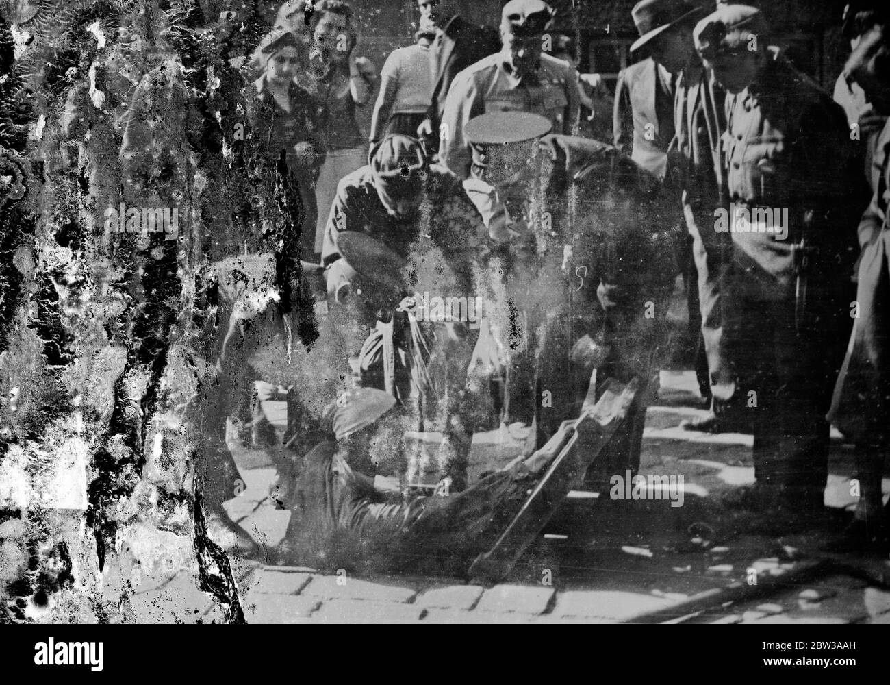 Wiener Polizei verhaftet Gangster Vorbereitung Mai Empörung . Mai 1934 Stockfoto