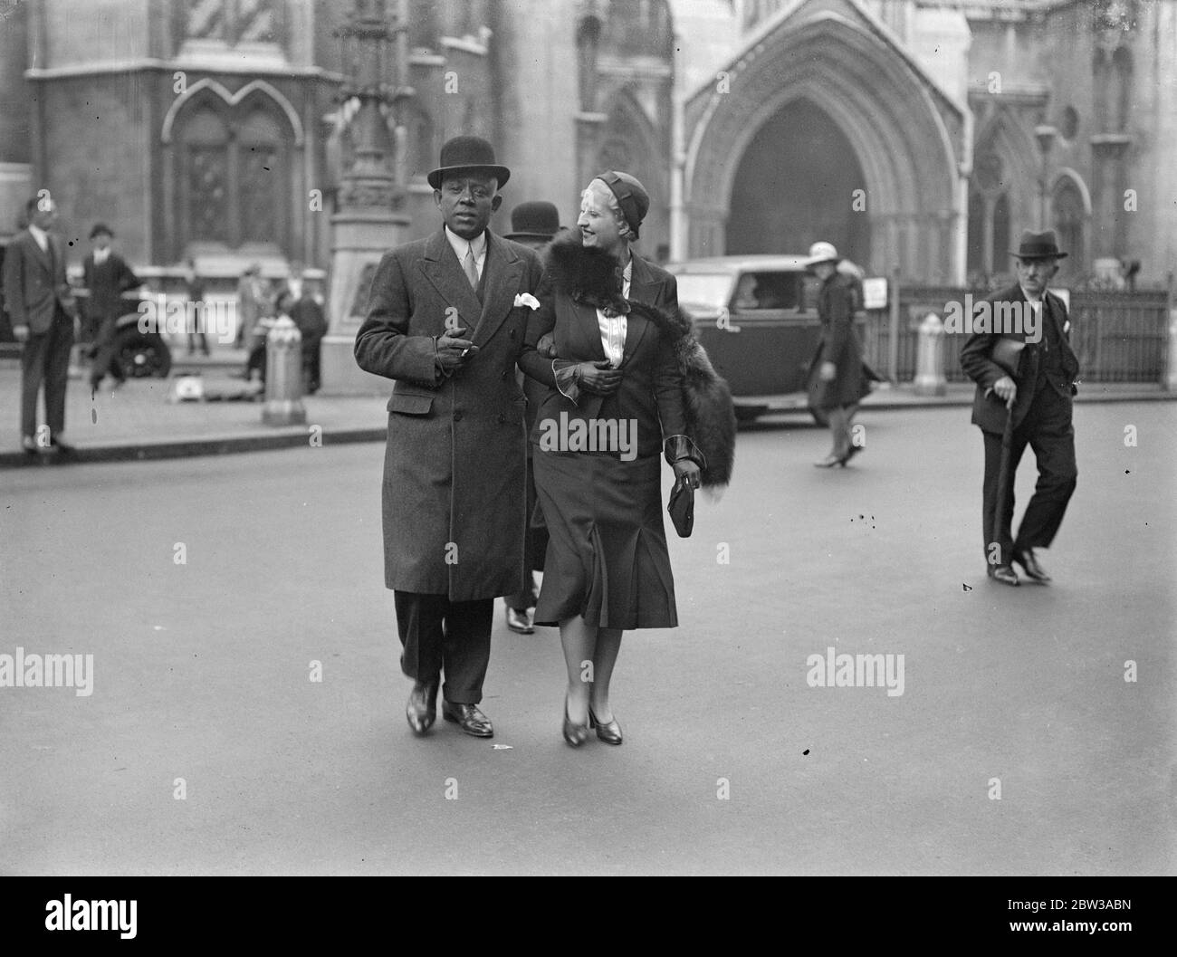 Johnson Scheidung Fall Beschwerde. Ein Rechtsmittel von Herrn Clarence Nathaniel Johnstone, dem farbigen Varieté-Sänger, gegen eine Zuteilung von £ 2, 500 Schadenersatz an Herrn Albert Sandler, den Geiger wegen des Fehlverhaltens von Johnstone und Frau Sandler wurde im Berufungsgericht vernommen. Die Klage kam vor dem Präsidenten der Scheidung Division, Sir Boyd Merriman, und eine spezielle Jury am 6. Und 7. März, und Herr Sadler wurde eine desree nisi. Foto zeigt, Herr Clarence Johnstone und Frau Sandler nach der Anhörung. Mai 1934 Stockfoto