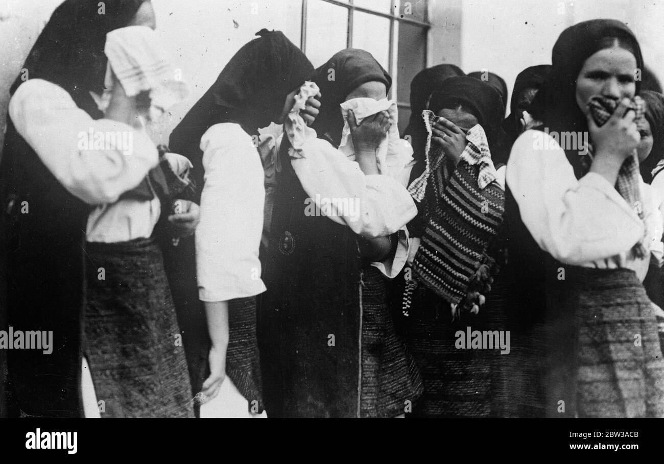 150 Tote in jugoslawischer Grubenkatastrophe . Hundertfünfzig Menschenleben sollen bei einer feuchtem Explosion verloren gegangen sein, die durch eine kilometerlange Galerie der Kakanj-Kohlemine bei Sarajevo gefegt ist. Soldaten wurden aufgefordert, bei der Rettungsarbeit zu helfen. Foto zeigt weinende Witwen und weibliche Verwandte an der Grube Kopf . 26. April 1934 Stockfoto