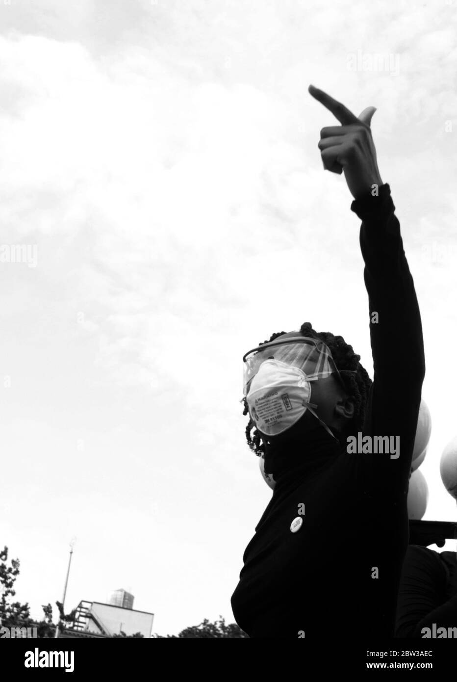 New York, NY, USA. Mai 2020. New York City Einwohner protestieren gegen den Tod von Minnesota Police Opfer George Floyd, der in Minnesota Police Department Sorgerecht starb. In viralen Videos, die online geteilt werden, wird er von Beamten mit einem Knie am Hals aufgesetzt. Die Protestierenden begannen ursprünglich am Union Square, dann Kreuzzug durch den unteren Westen Manhattans am 28. Mai 2020 in New York City. Kredit: Mpi43/Media Punch/Alamy Live News Stockfoto