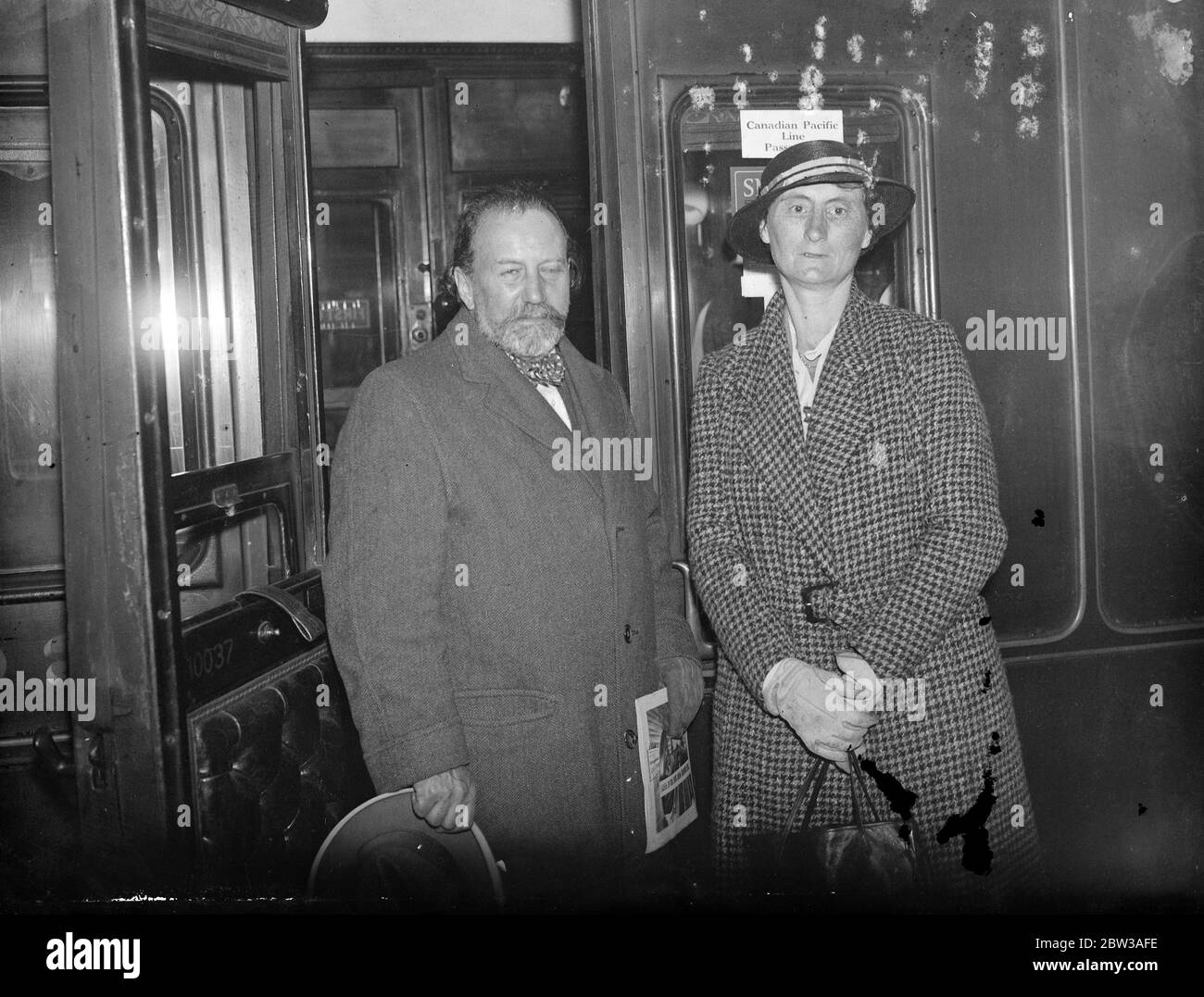 Sir Henry Wood nach Kanada. Sir Henry Wood, der berühmte Dirigent, verließ Euston Station, London, auf der Duchess of Richmond Bootszug auf dem Weg nach Kanada. Sir Henry und Lady Wood in Euston vor der Abreise. 15 Juni 1934 Stockfoto