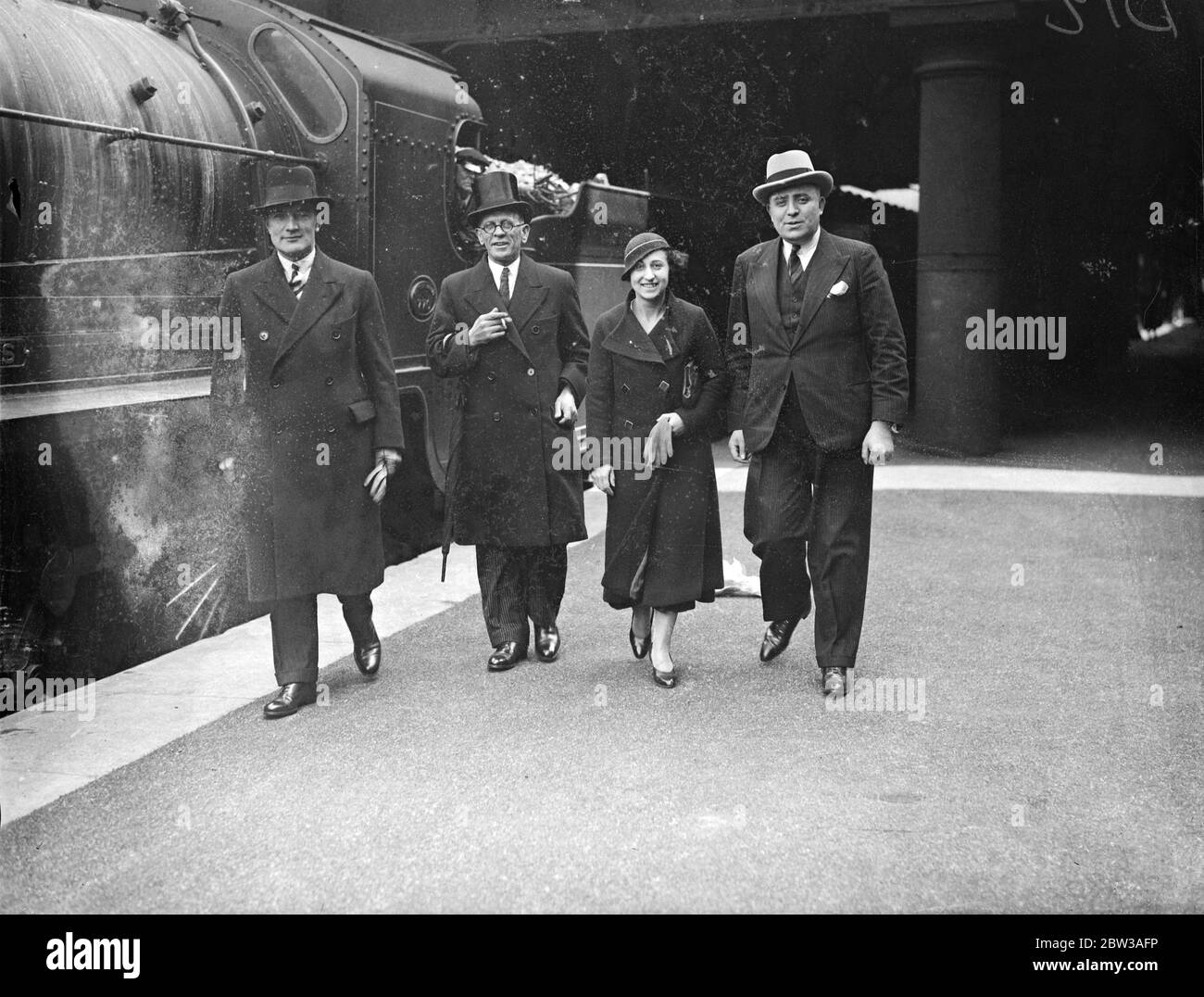 Abgeordnete verlassen London, um die Handelsbedingungen in Palästina zu studieren. Eine Partei von Abgeordneten, die das Parlamentarische Palästina-Komitee verließ Victoria Station, London, um die Handelsbedingungen in Palästina zu studieren. In der Partei waren Kapitän W. F. Strickland MP , Major H A Procter MP , Herr Barnett Janner MP , und Frau Barnett Janner . Kapitän Strickland, Major Procter, Herr Janner und Frau Janner in Victoria vor der Abreise. 17 Mai 1934 Stockfoto