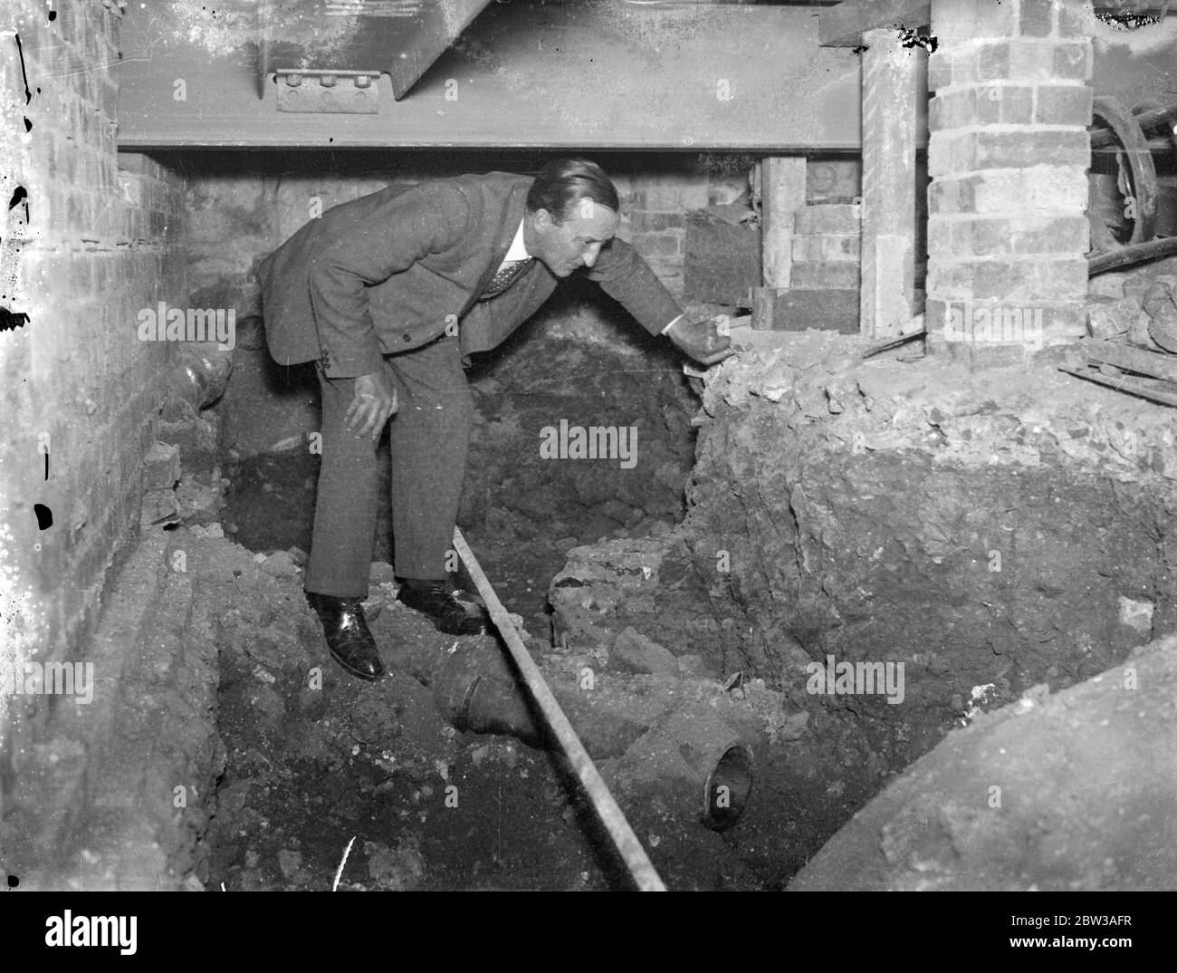 Überreste der römischen Mauer und gut in Barnett High Street gefunden. Entdeckungen von erheblicher Bedeutung für die archäologische Welt wurden an der Rückseite einer Drapery Einrichtung in High Street Barnett gemacht. Arbeiter in Ausgrabungsarbeiten für die Fundamente zu legen, entdeckt eine römische Feuersteinwand, 28 Meter lang, und ist in ähnlicher Weise zu den römischen Mauern bei St Albans entdeckt gebaut. In der Nähe einer der Wände wurde eine überdachte Wand 27 Meter tief ausgegraben. Herr JW Clark, von High Street Barnett, die Untersuchung der römischen Mauer entdeckt in Barnett. 15 Juni 1934 Stockfoto