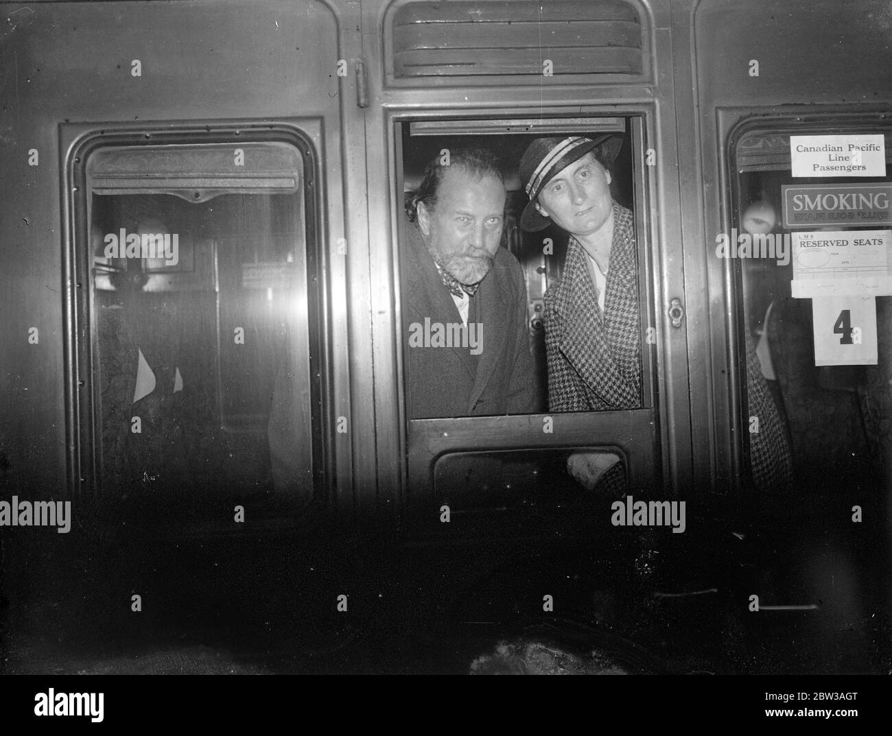 Sir Henry Wood nach Kanada. Sir Henry Wood, der berühmte Dirigent, verließ Euston Station, London, auf der Duchess of Richmond Bootszug auf dem Weg nach Kanada. Sir Henry und Lady Wood in Euston vor der Abreise. 15 Juni 1934 Stockfoto
