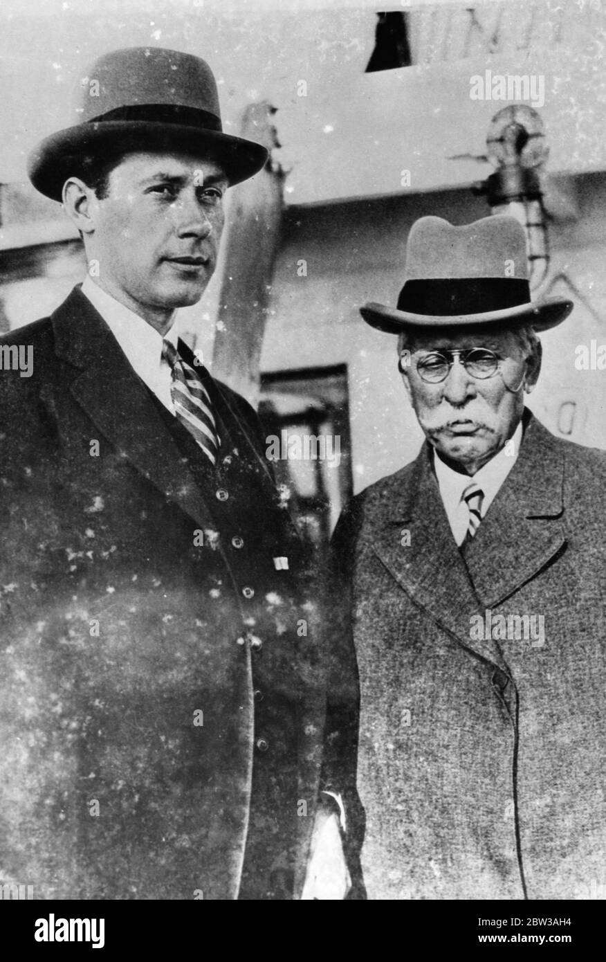 Samuel Insull und Burton Y Berry , US-Botschaft Attache in Istanbul an Bord der Küstenwache Cutter USS Hudson, nachdem die SS Exilona in New York Hafen angekommen war, 7. Mai . Insull war an Bord der Exilona an der Atlantiküberquerung in der Obhut von Herrn Berry. Der Schneider brachte die Dienstprogramme Zar nach Fort Hancock, wo er in einem Automobil, zu einem Bahnhof und an Bord eines Zuges für Chicago, wo er auf Probe gestellt werden. Mai 1934 Stockfoto