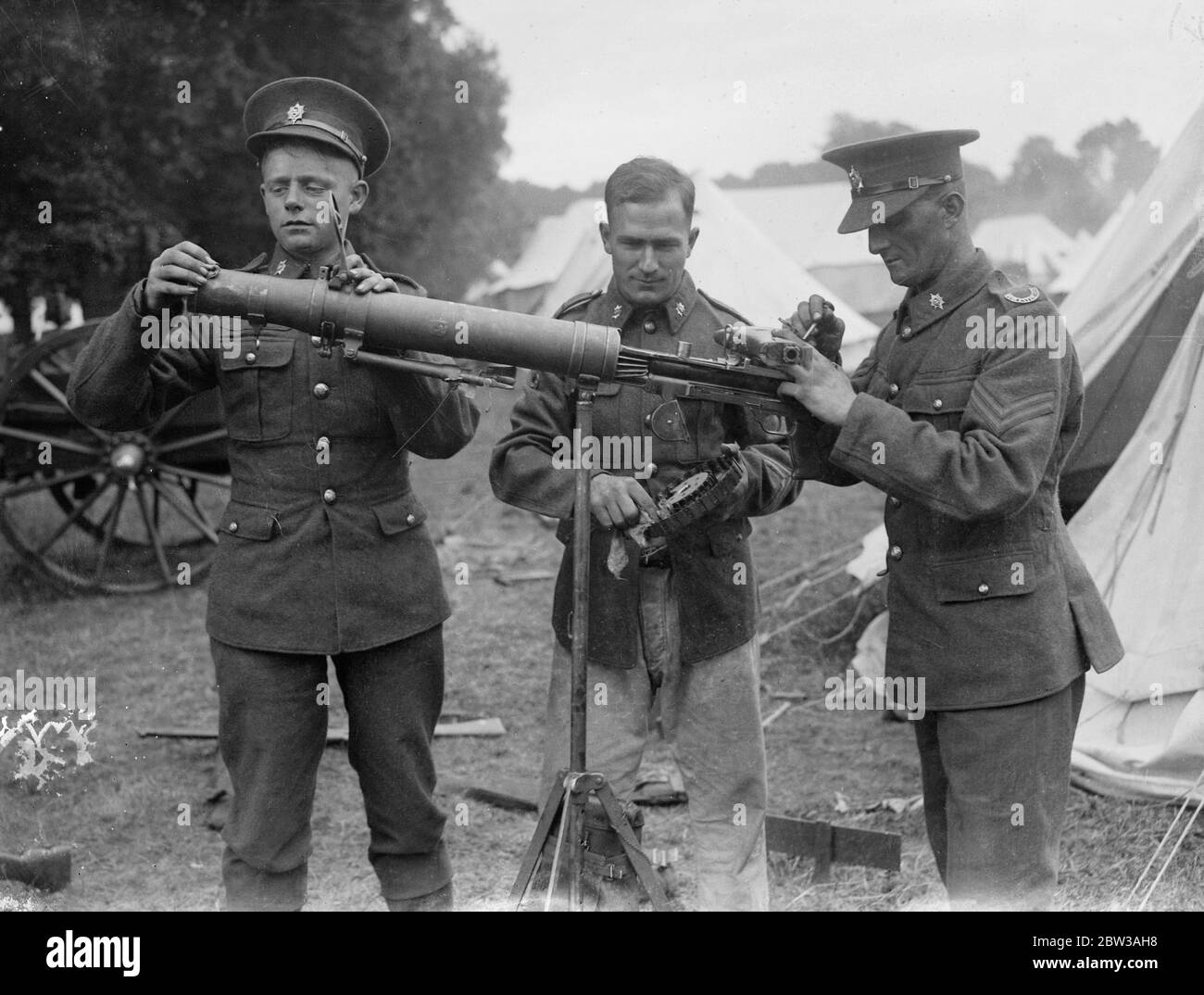 Armee inszeniert große Manöver auf Salisbury Plain . Die 23. Feldbrigade Royal Artillery kehrte nach einem Angriff auf die ' Westland Truppen ' unter dem Kommando von Brigadier W Green ins Lager zurück. Sie stehen unter dem Kommando von Brigadier A F Brooke, der die Eastland-Truppen kontrolliert. Sofort nach ihrer Rückkehr, Soldaten der 23. Feldbrigade gereinigt das Lager und die Waffen. Foto zeigt Soldaten der 28. Feldbrigade Royal Artillery Reinigung einer Waffe, mit Zelten im Hintergrund. 12. September 1934 Stockfoto