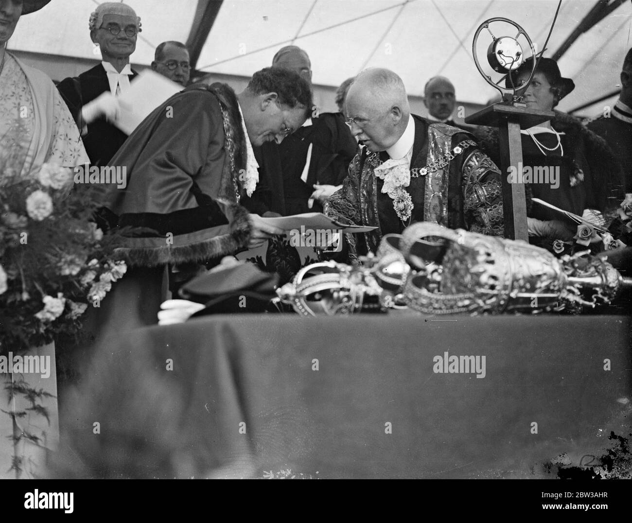 Lord Ebbisham scheidenden Lord Mayor of London, Übergabe der Charta der Gründung als Borough an Bürgermeister von Sutton und Cheam. 12. September 1934 Stockfoto