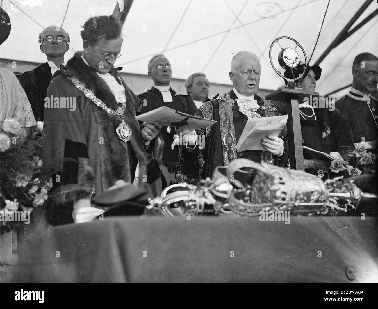 Lord Ebbisham scheidenden Lord Mayor of London, Übergabe der Charta der Gründung als Borough an Bürgermeister von Sutton und Cheam. 12. September 1934 Stockfoto