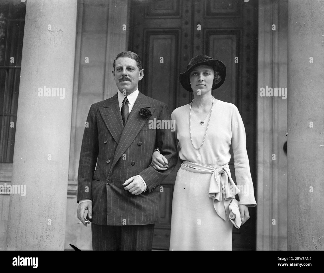 Miss Lettice ward hat geheime Hochzeit in der Stadtkirche. Foto zeigt die Braut und Bräutigam nach ihrer Hochzeit fotografiert. 16. September 1934 Stockfoto