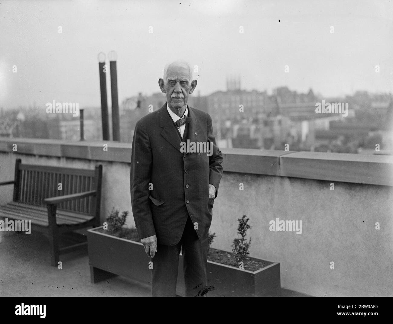 76 Jahre alt amerikanischen Globus Trafter kommt in London auf fünfzehnter Reise um die Welt. Herr Julius Brittlebank fotografiert in London . 15. September 1934 Stockfoto