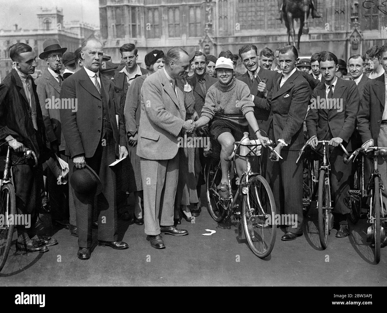 Miss Evelyn Hamilton, die Frauen s Radsportmeisterin, versucht, 1, 000 Meilen in einer Woche zu decken. Foto zeigt Miss Hamilton auf ihrem Fahrrad, die sich auf den Weg machen wird. 14. September 1934 Stockfoto