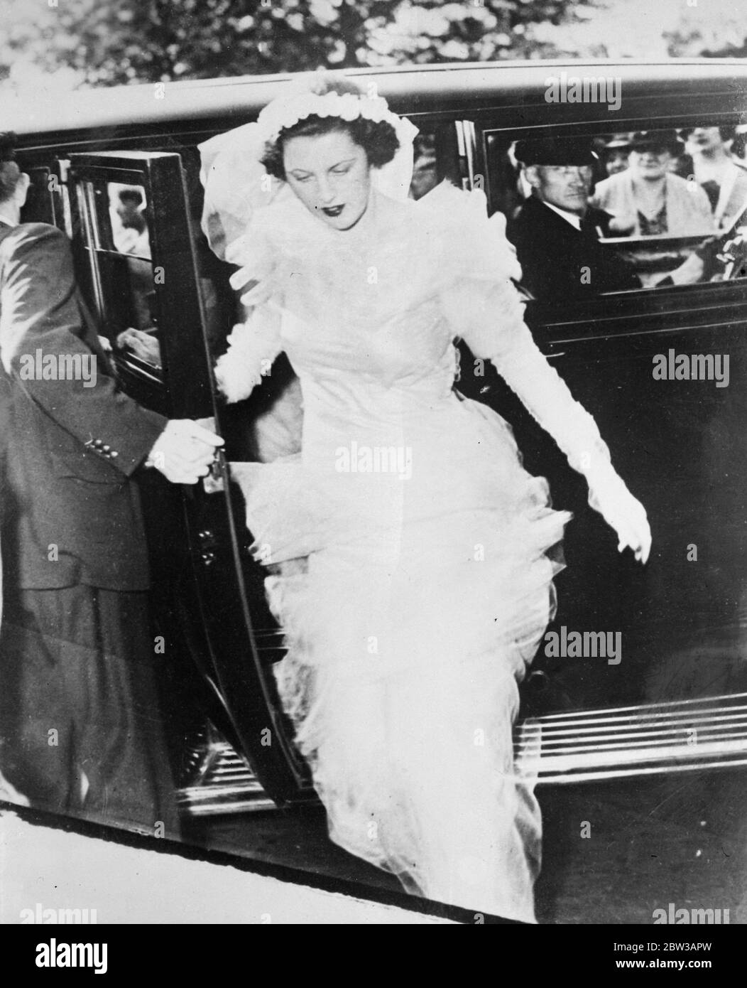 Sie hatte ihren Weg. Frau von J Astor der dritte ist Brautjungfer nach dem Streit. Foto zeigt Frau John Jacob Astor III Ankunft in der Kirche der himmlischen Ruhe für die Hochzeitszeremonie, bei der sie eine Brautjungfer war. 27. September 1934 Stockfoto