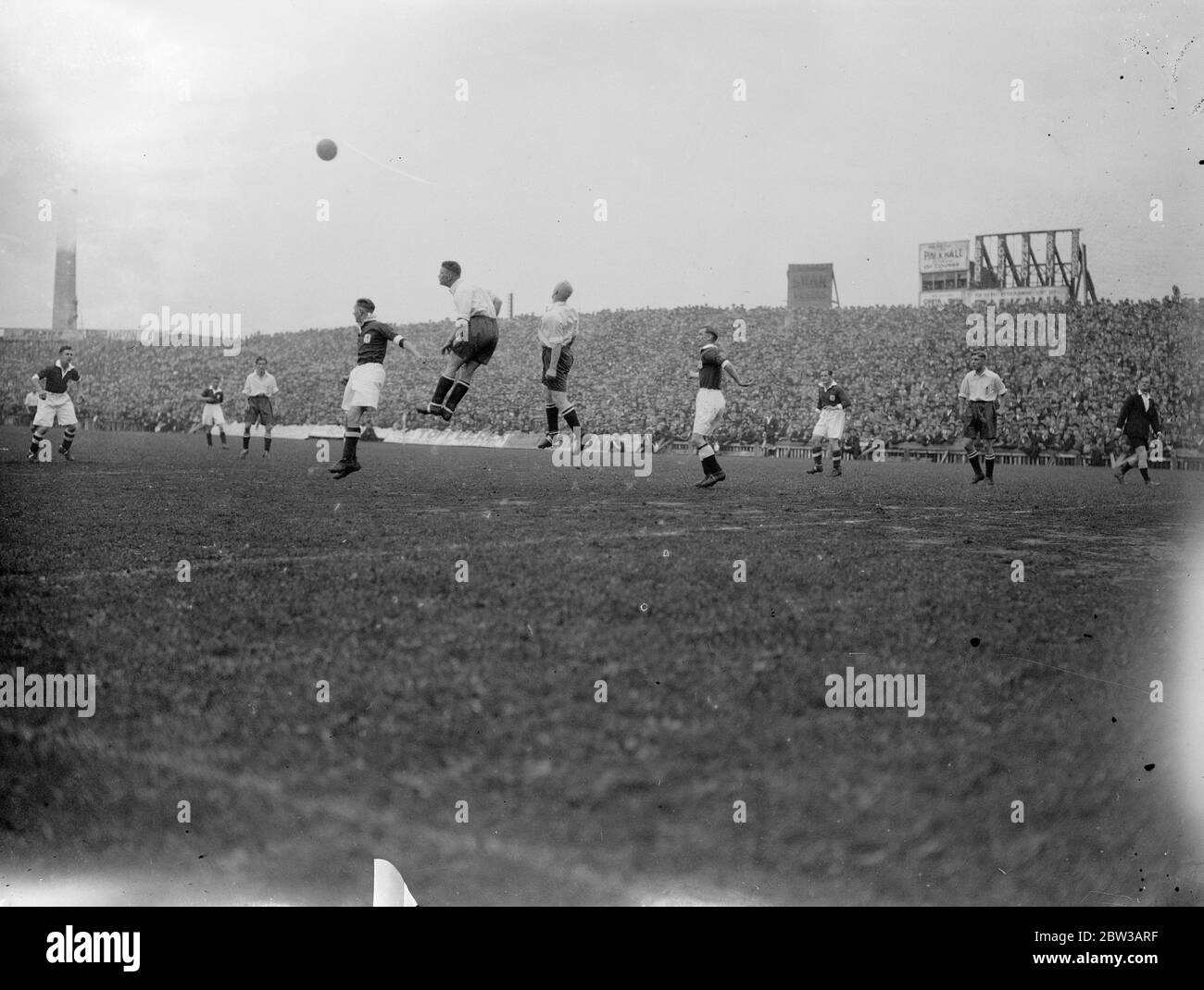 Ein Spieler leitet den Ball als England Wales spielen Ninian Park Football Ground, Cardiff. 30. September 1934 Stockfoto