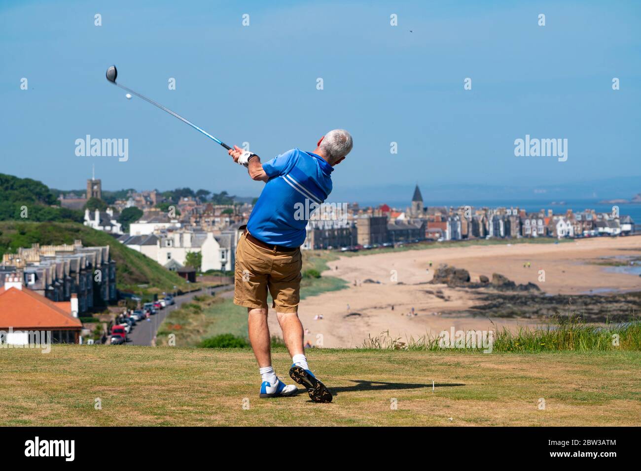 North Berwick, Schottland, Großbritannien. 29 Mai 2020. Golfer, die im Glen Golf Club in North Berwick spielen. Heißes, sonniges Wetter und eine Entspannung der Covid-19-Sperrregeln in Schottland bedeuten, dass Golf jetzt gespielt werden kann. Die Anzahl der Spieler ist auf zwei pro Spiel begrenzt. Iain Masterton/Alamy Live News Stockfoto