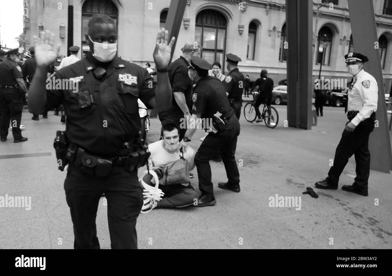New York, NY, USA. Mai 2020. New York City Einwohner protestieren gegen den Tod von Minnesota Police Opfer George Floyd, der in Minnesota Police Department Sorgerecht starb. In viralen Videos, die online geteilt werden, wird er von Beamten mit einem Knie am Hals aufgesetzt. Die Protestierenden begannen ursprünglich am Union Square, dann Kreuzzug durch den unteren Westen Manhattans am 28. Mai 2020 in New York City. Kredit: Mpi43/Media Punch/Alamy Live News Stockfoto