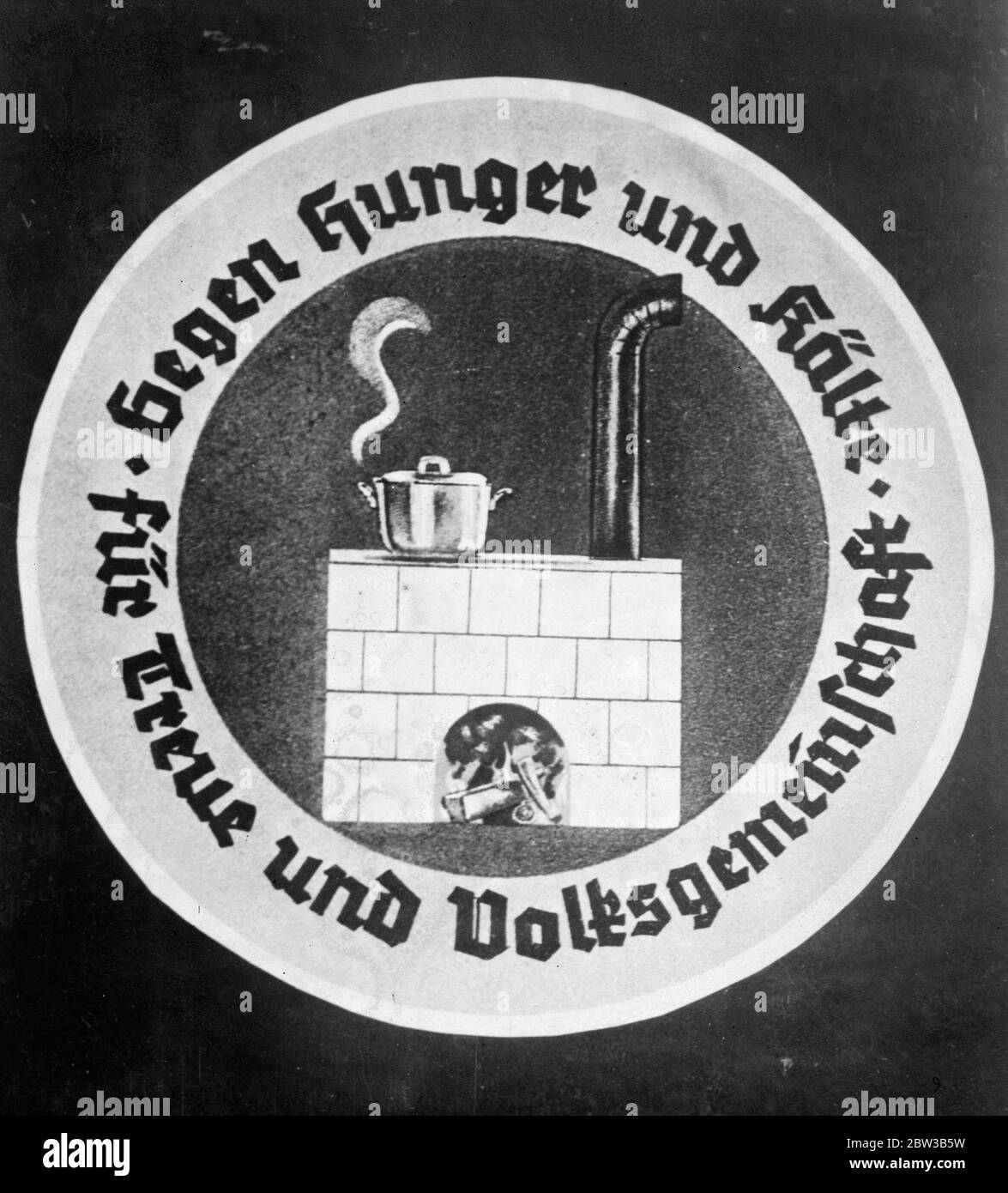 Gegen Hunger und Kälte Plakette an einer deutschen Tür angebracht. Oktober 1934 . Stockfoto