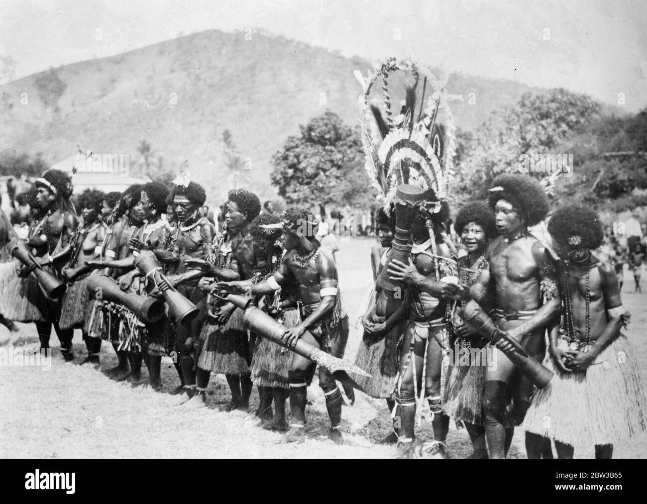 Dorffänzer in Port Moresby, Neuguinea, während des lokalen Festivals. Oktober 1934 . Stockfoto