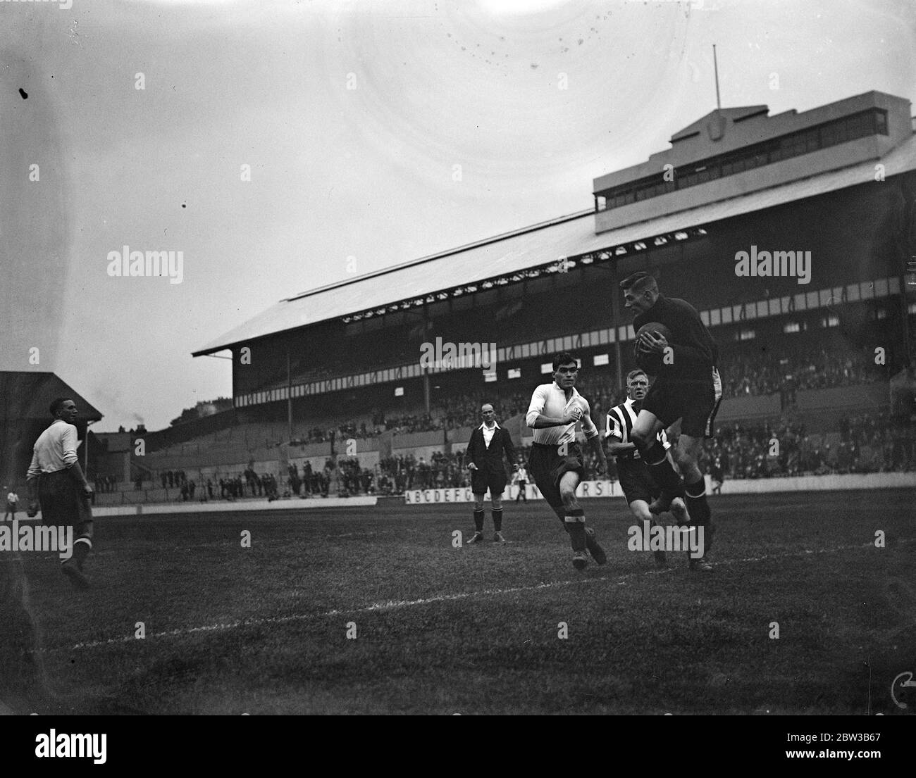 Tottenham Hotspur und Brentford treffen sich in London zur 1. Runde des Challenge Cup. Oktober 1934 . Stockfoto