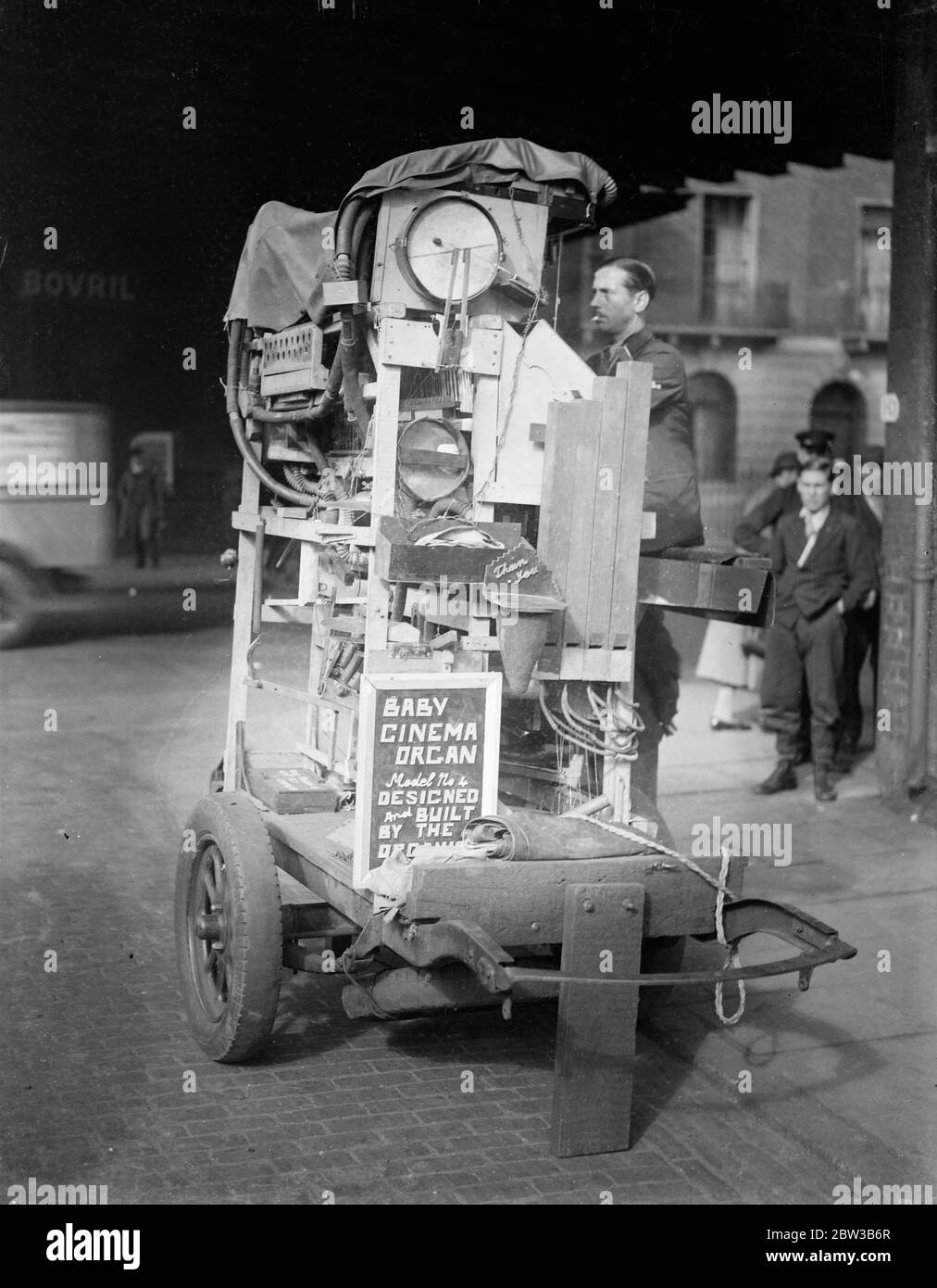 Miniture Kino Orgel, aus Odds und Ends, spielen bei Waterloo, London. Oktober 1934 . Stockfoto