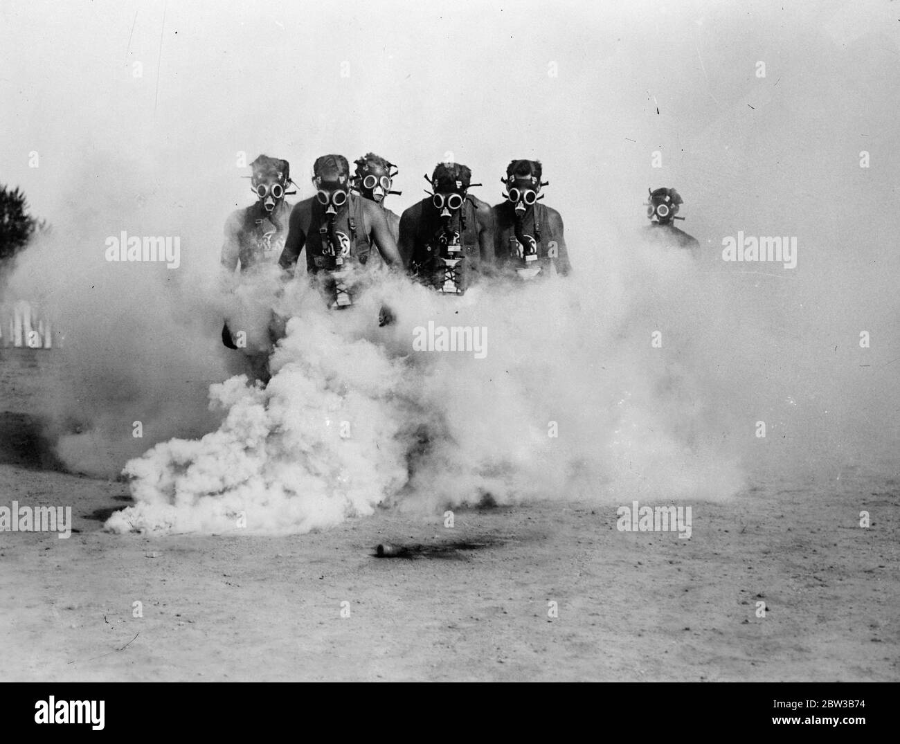 Gas maskierte Polizei rekrutiert in einer Wolke von Tränengas in New York . Oktober 1934 . Stockfoto