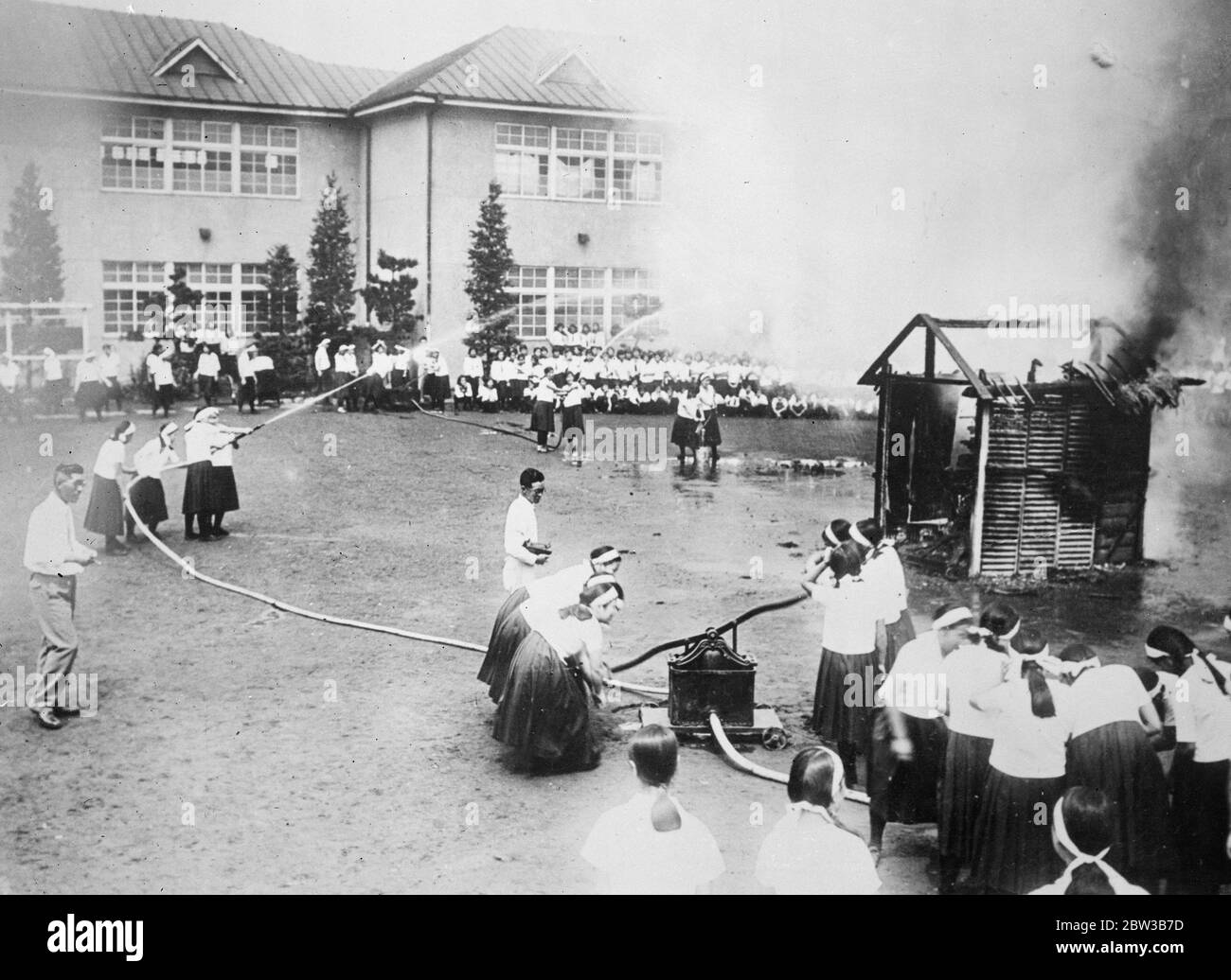 High School Mädchen geben Feuerbekämpfung Demonstration in Tokio . Oktober 1934 . Stockfoto