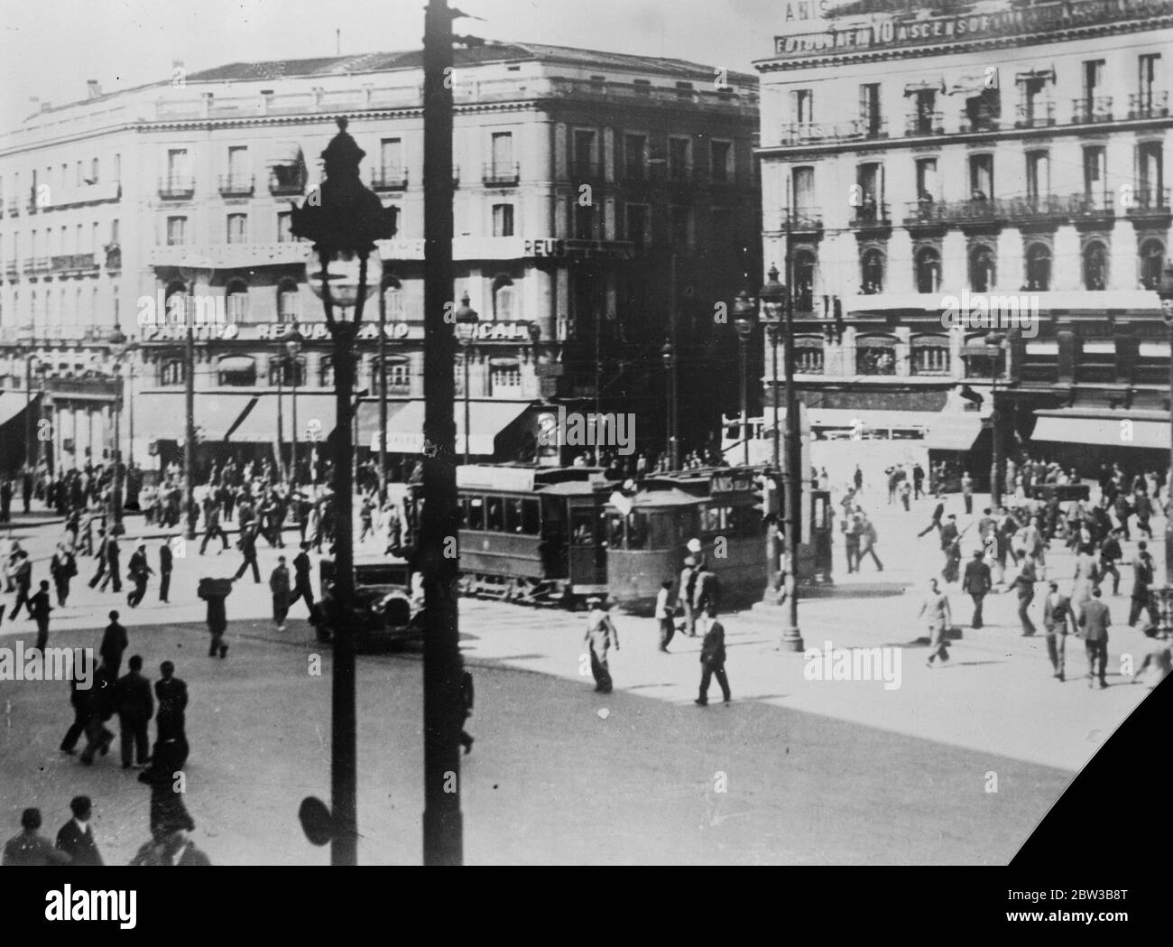 Zivilwachen Ladung revolutionäre, um eine Straßenbahn in Madrid zu schützen, Spanien. Oktober 1934 . Stockfoto